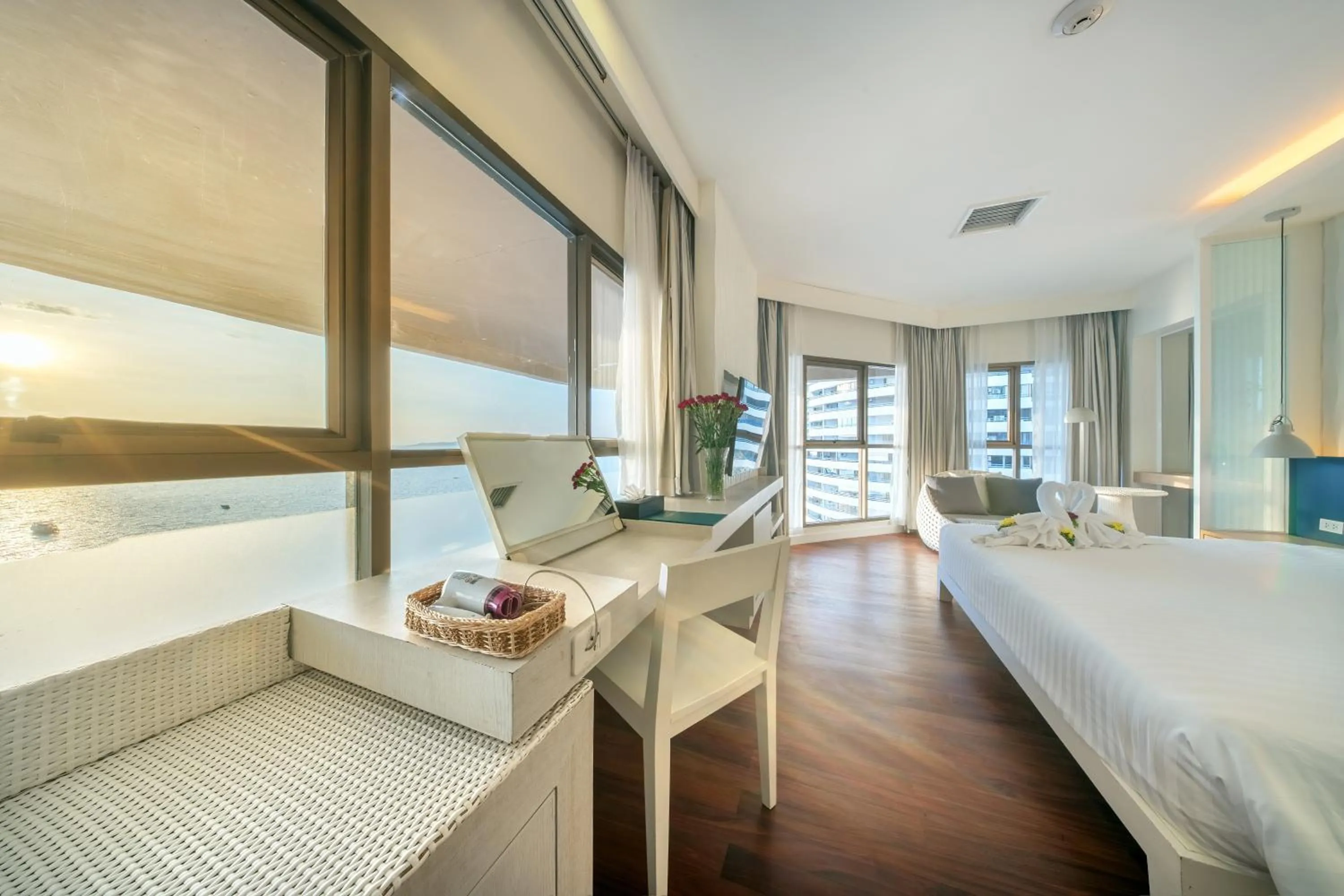 Bed in Jomtien Palm Beach Hotel and Resort