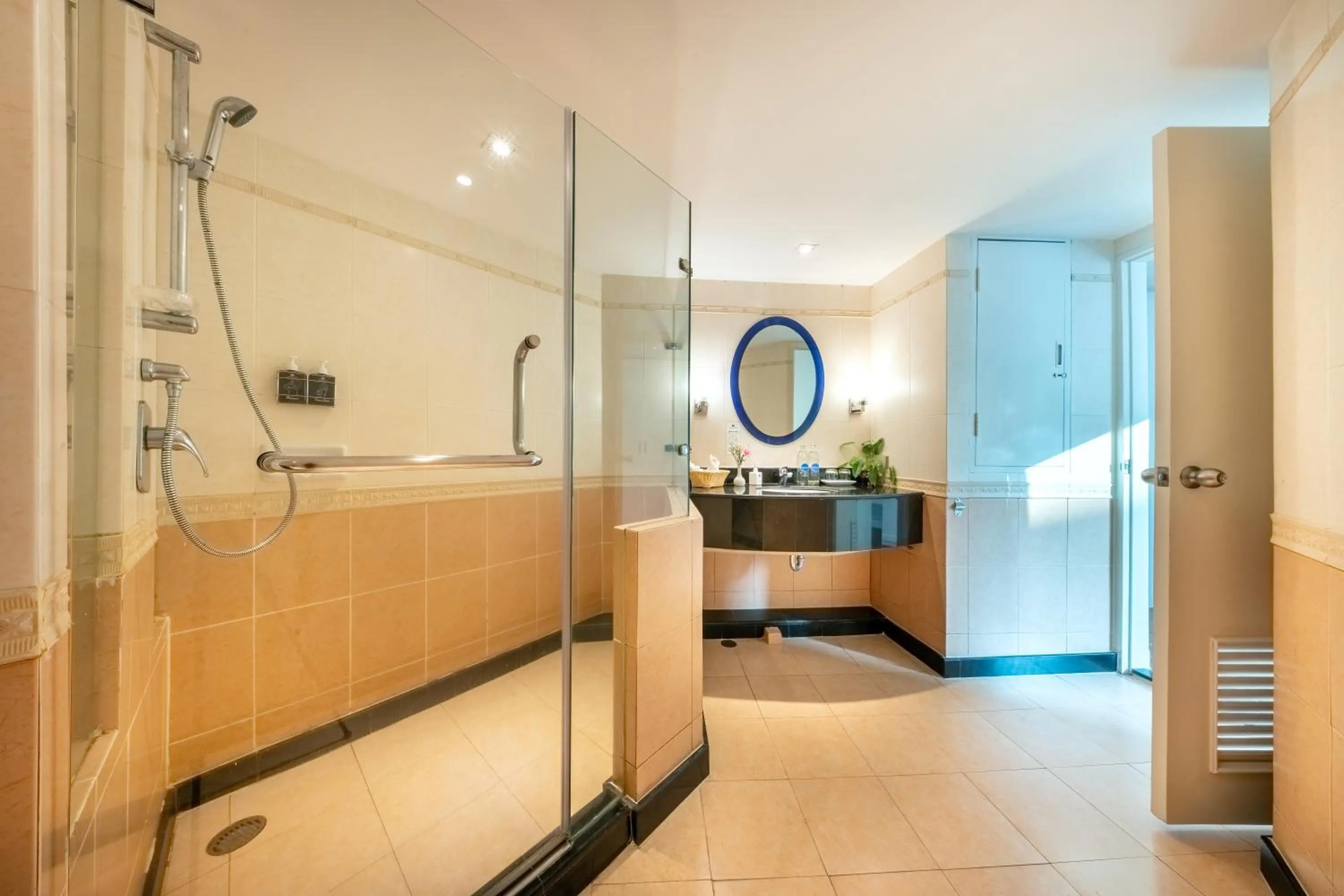 Shower in Jomtien Palm Beach Hotel & Resort - Family-Friendly