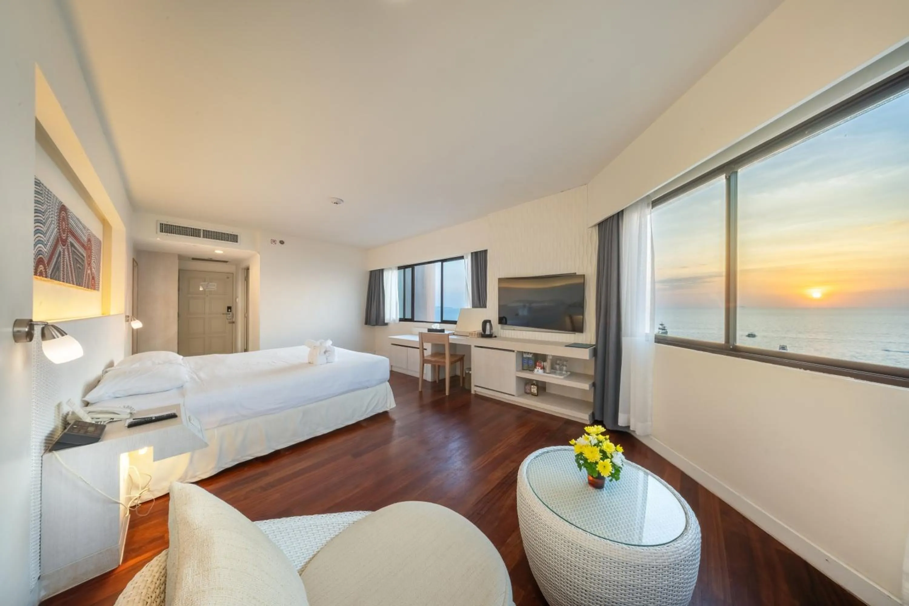 Photo of the whole room, Bed in Jomtien Palm Beach Hotel & Resort - Family-Friendly