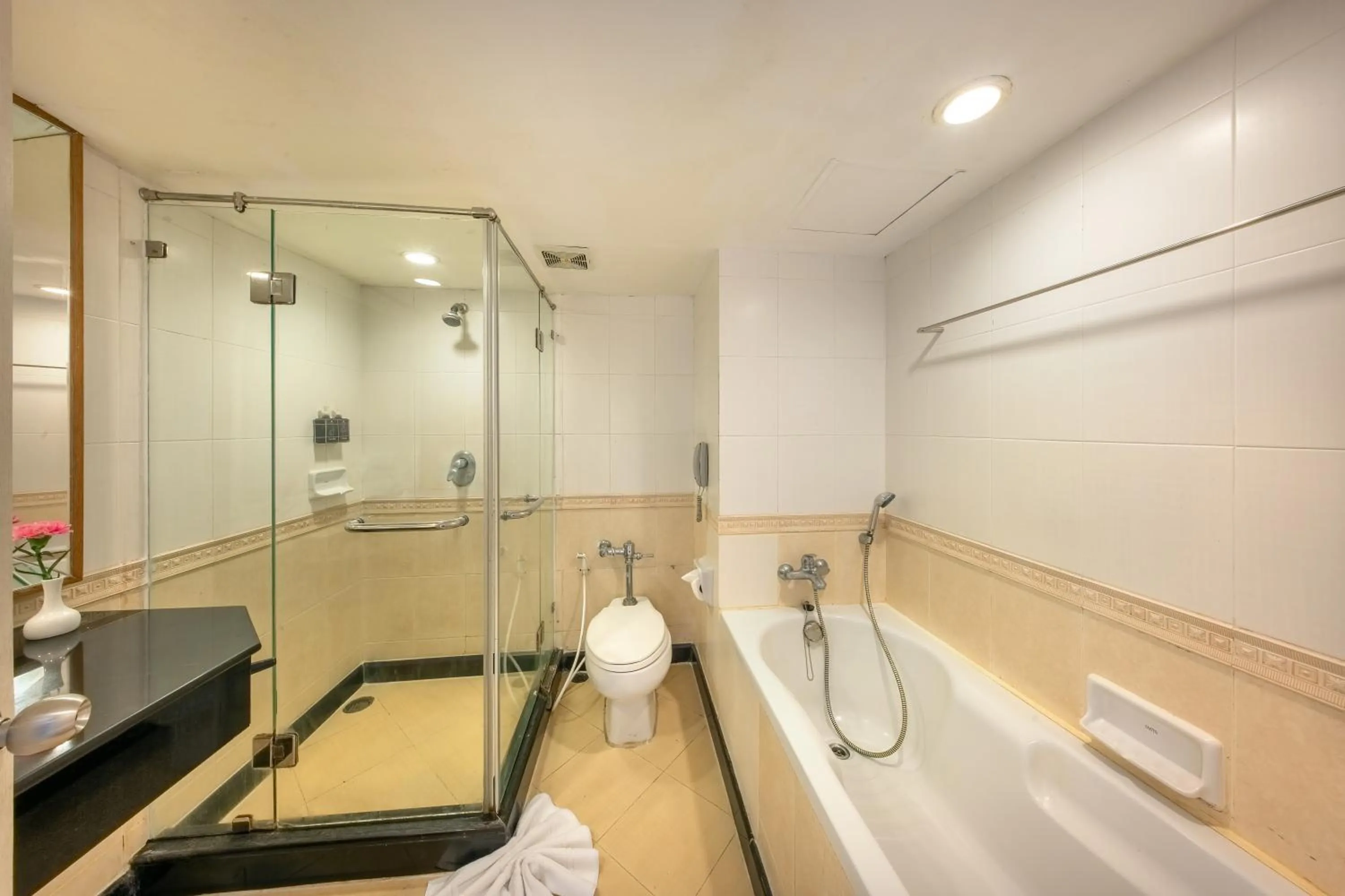 Shower in Jomtien Palm Beach Hotel and Resort