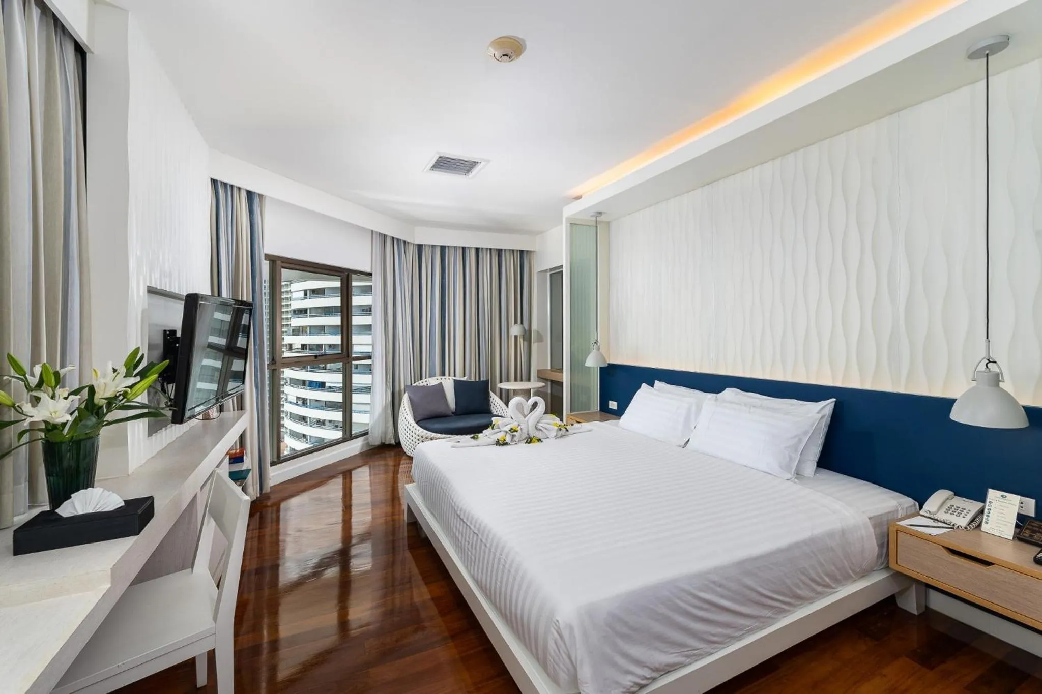 Bed in Jomtien Palm Beach Hotel and Resort
