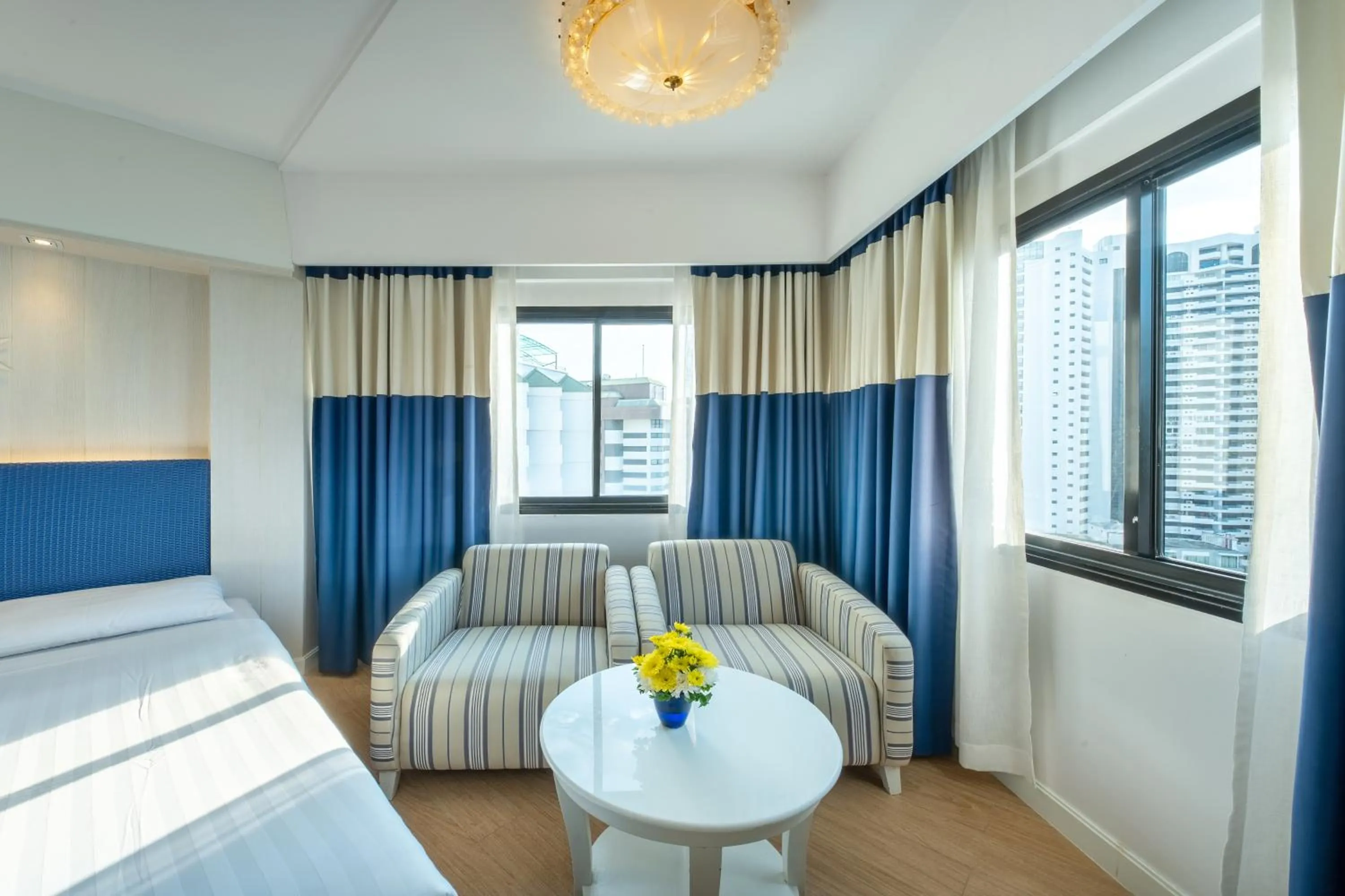 Seating area, Bed in Jomtien Palm Beach Hotel and Resort