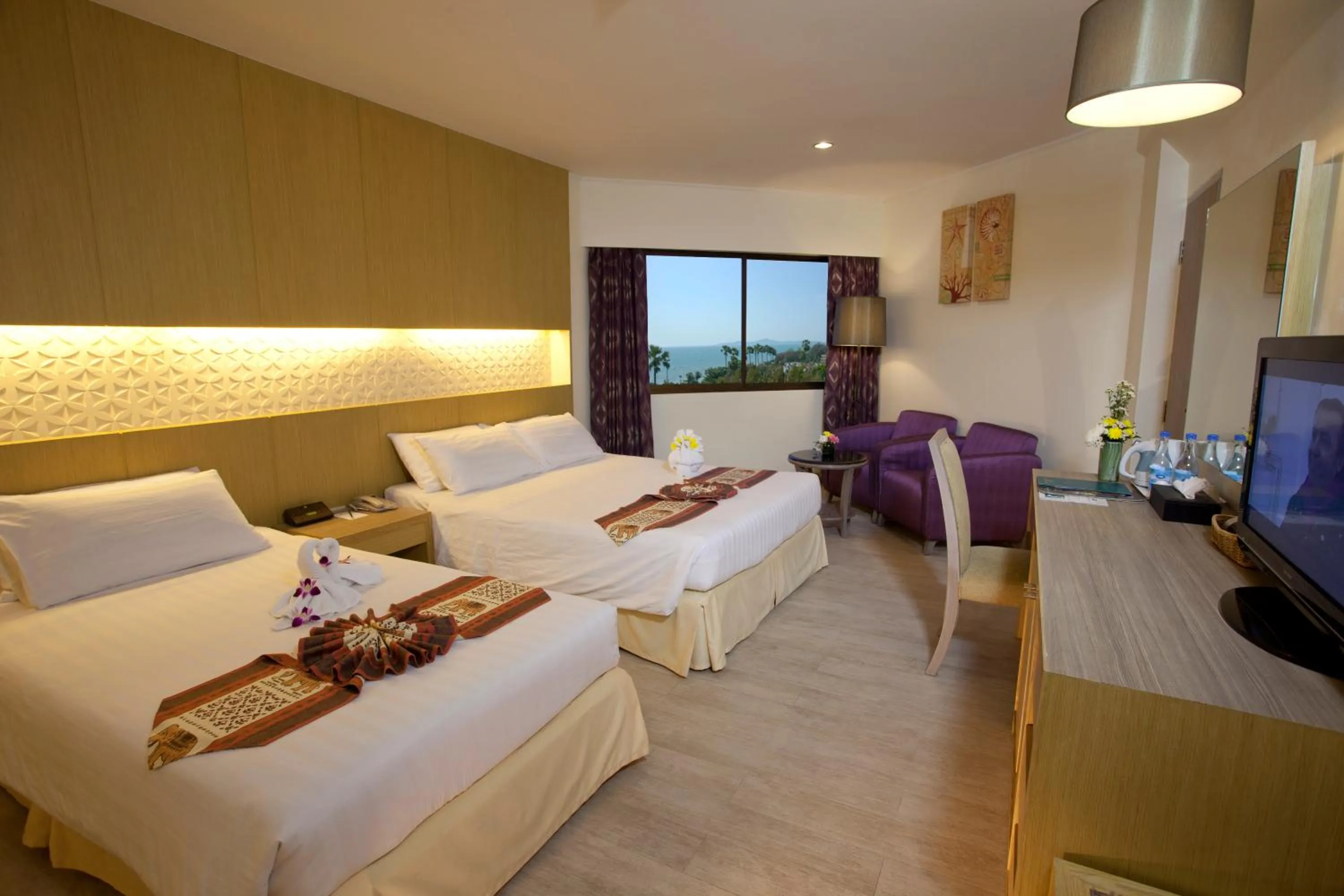 Bed in Jomtien Palm Beach Hotel and Resort