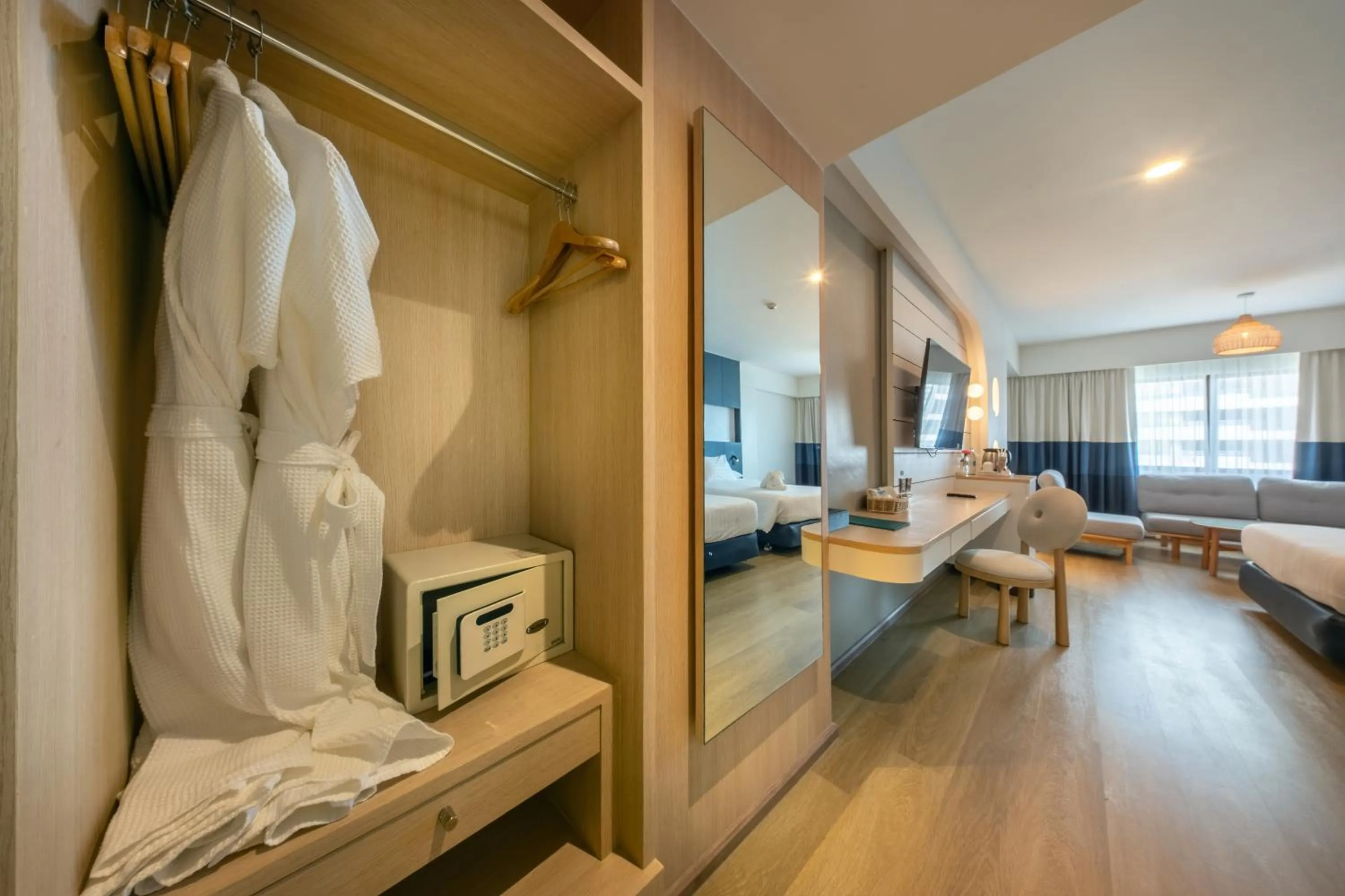 Photo of the whole room, Bed in Jomtien Palm Beach Hotel & Resort - Family-Friendly