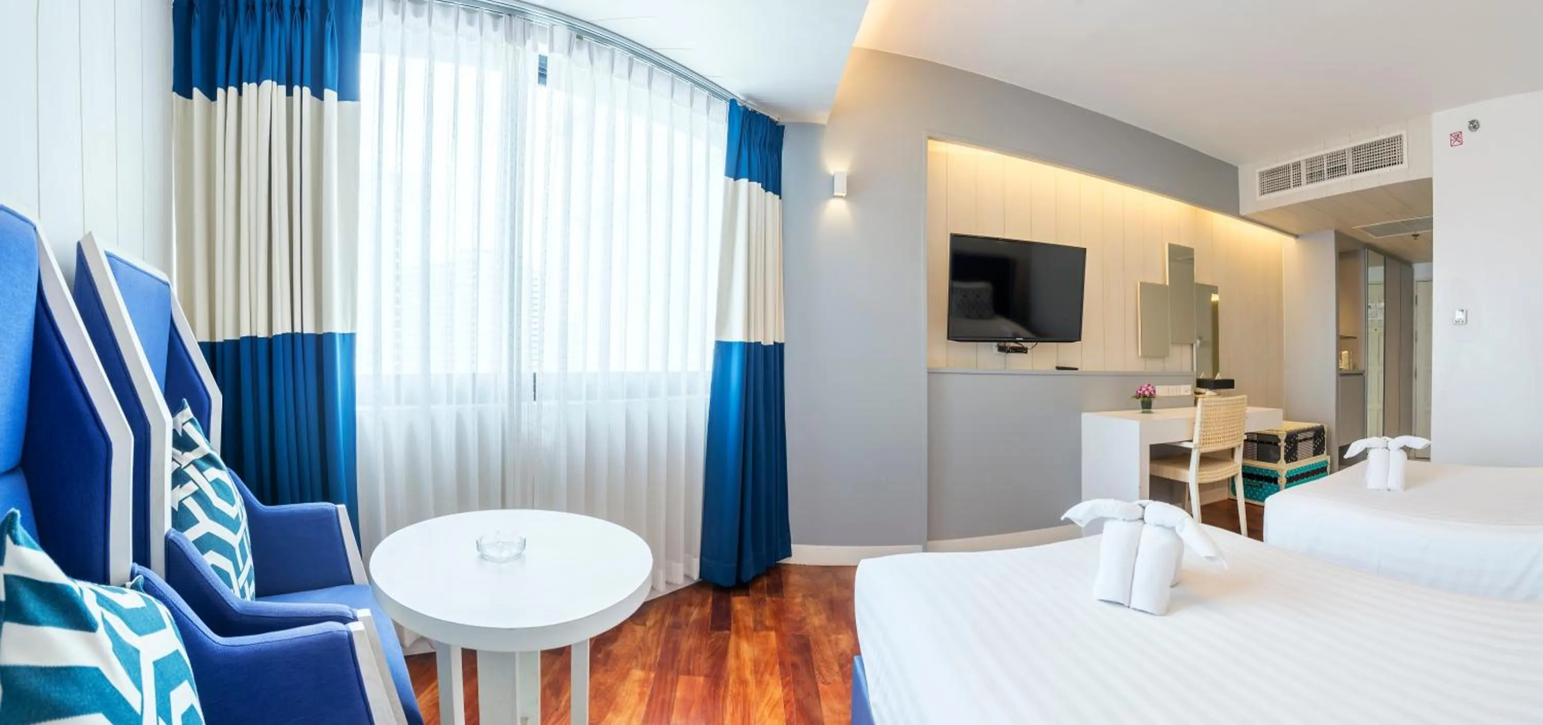 Bed in Jomtien Palm Beach Hotel and Resort