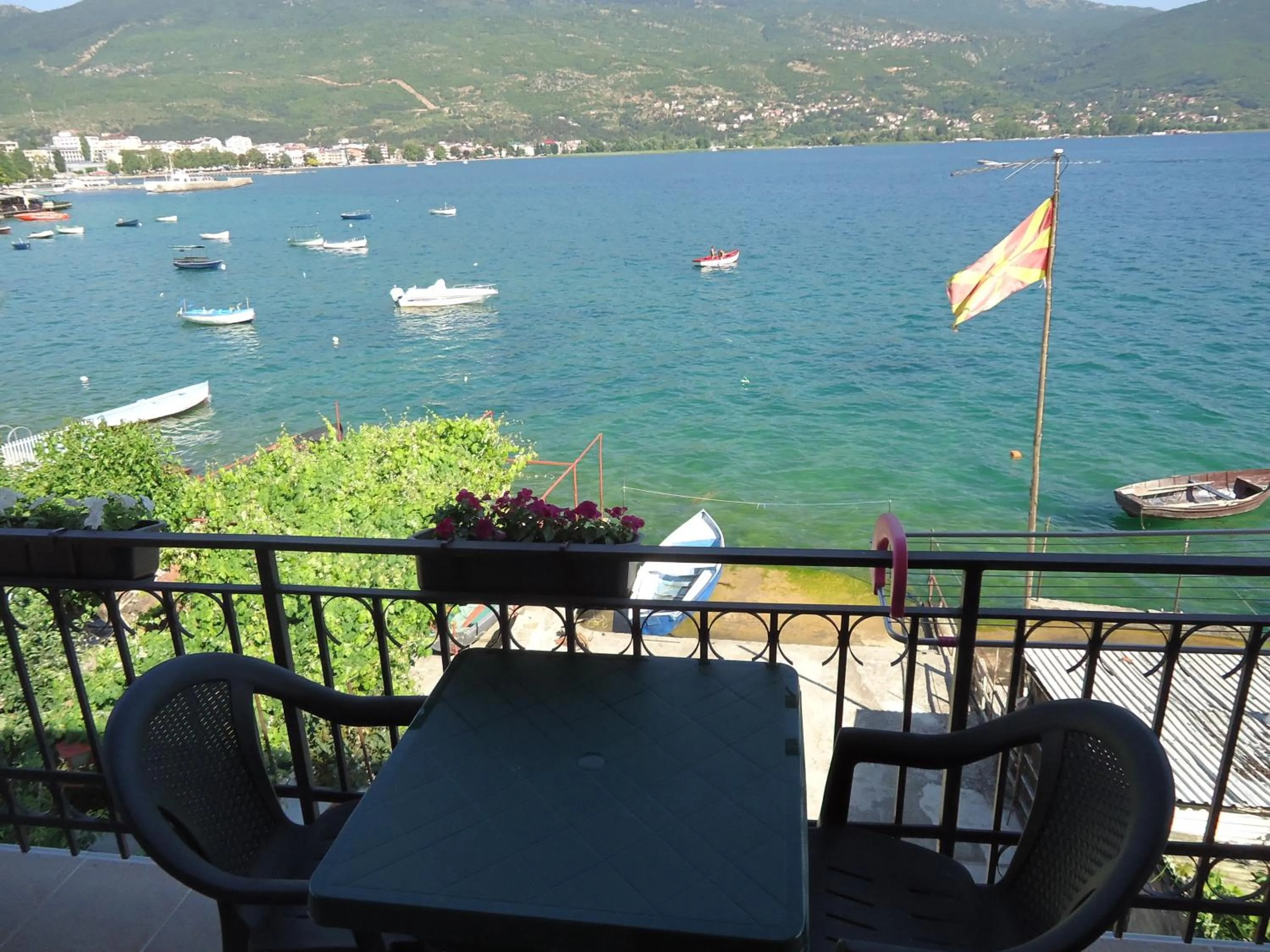 Studio Apartment with Lake View in Beachfront Apartments Grunche
