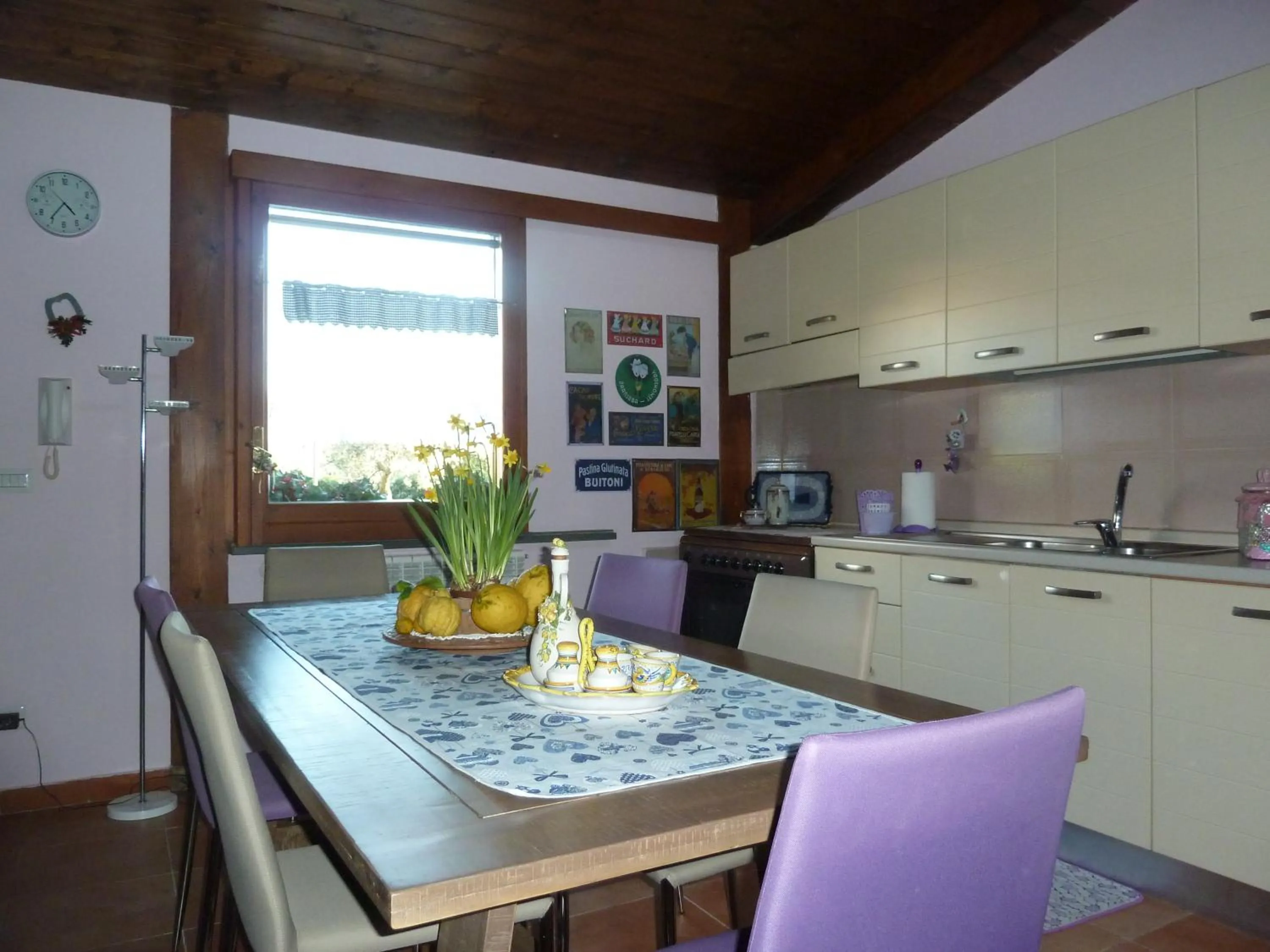 Communal lounge/ TV room in 'O Chalet