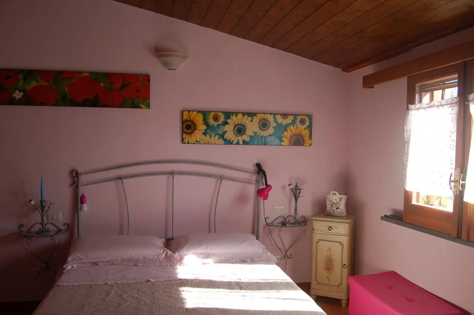 Photo of the whole room, Bed in 'O Chalet