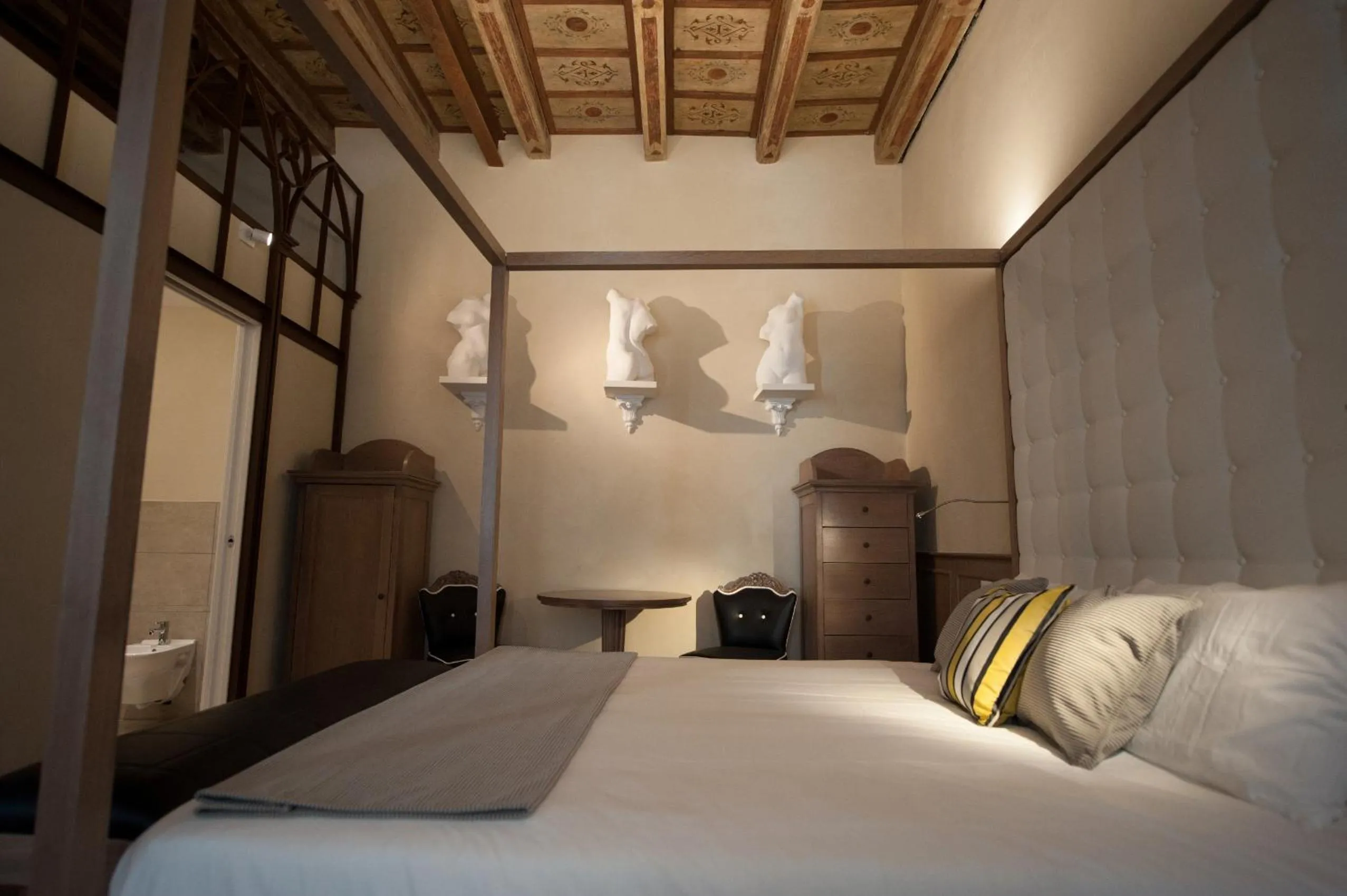 Bathroom, Bed in Residenza Bonifacio - Adults Only