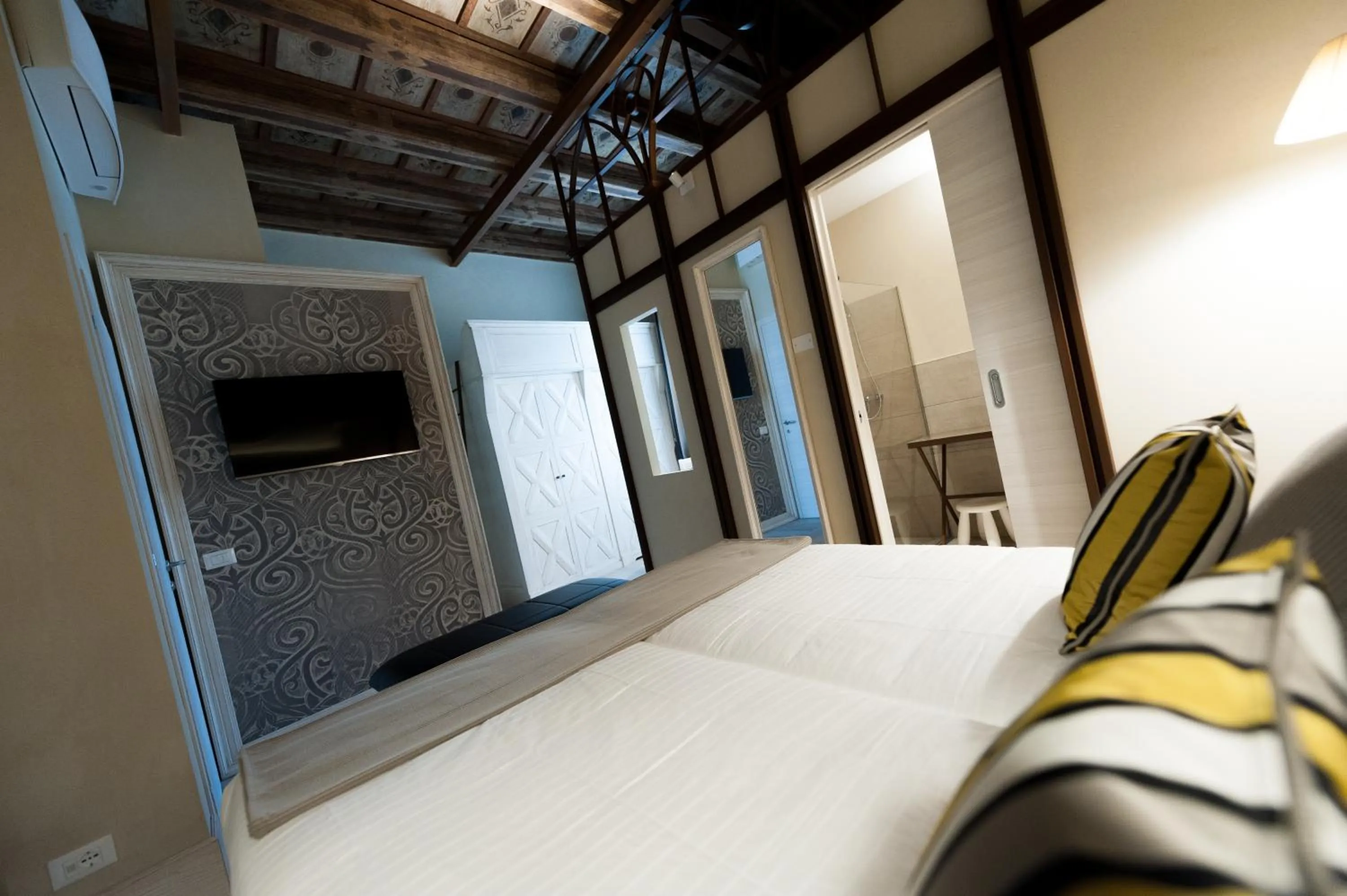 TV and multimedia, Bed in Residenza Bonifacio - Adults Only