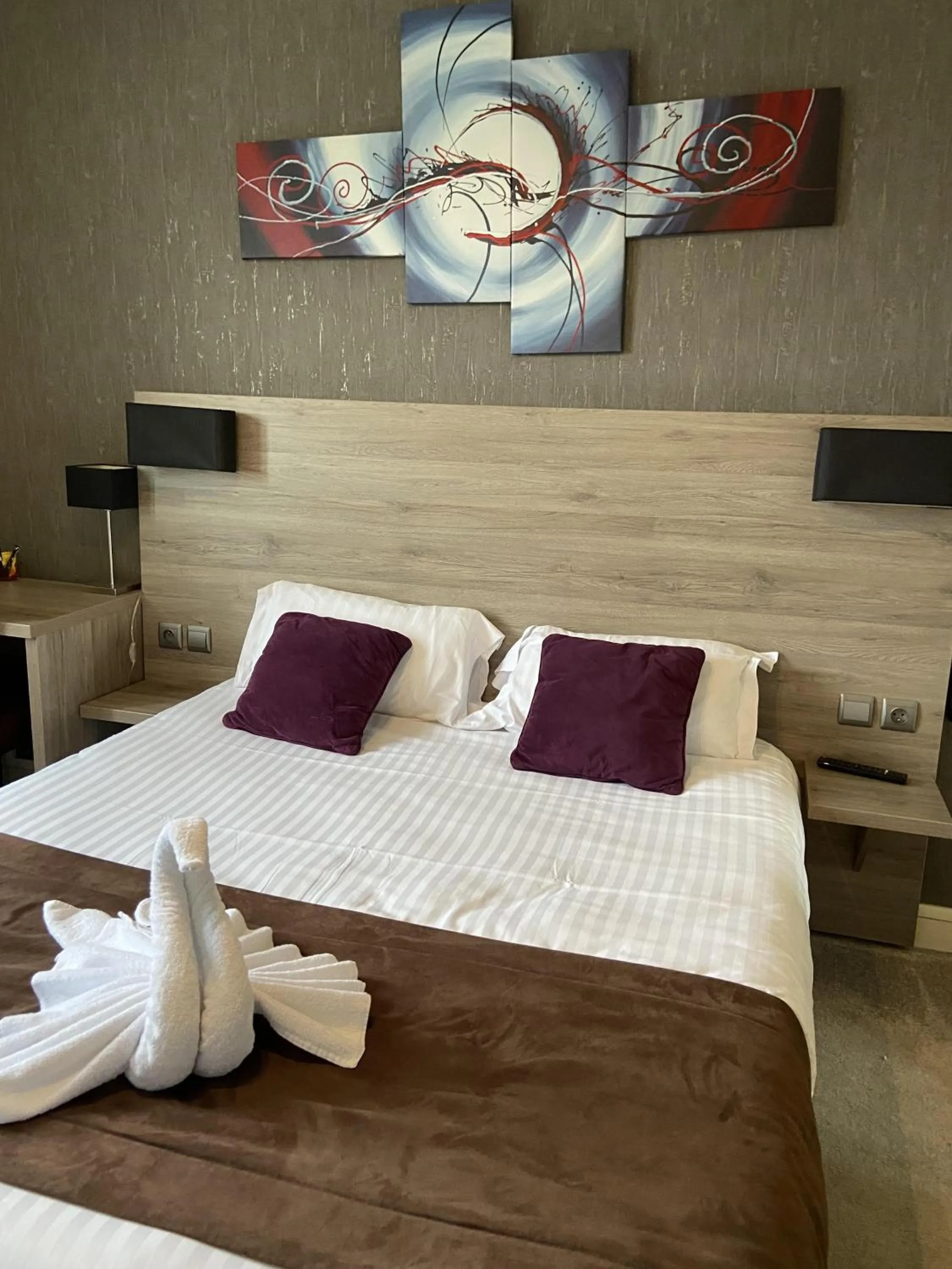 Bed in Hôtel L'Univers