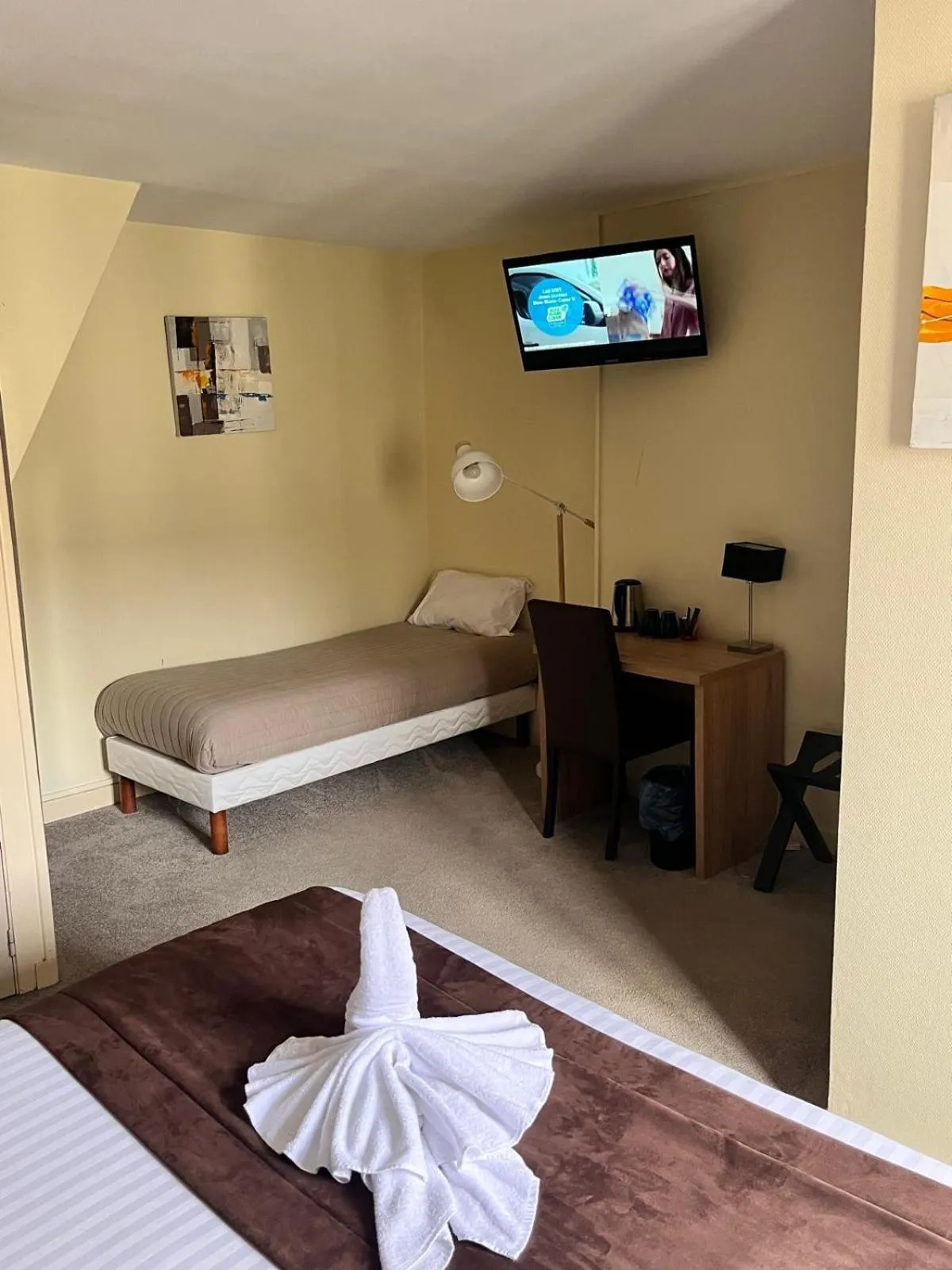 Bed in Hôtel L'Univers