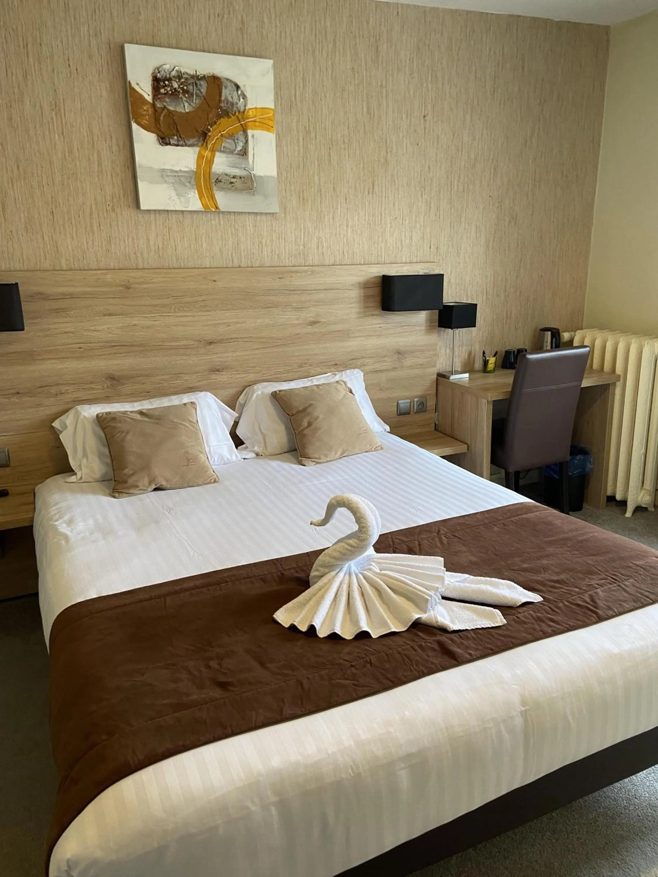 Bed in Hôtel L'Univers