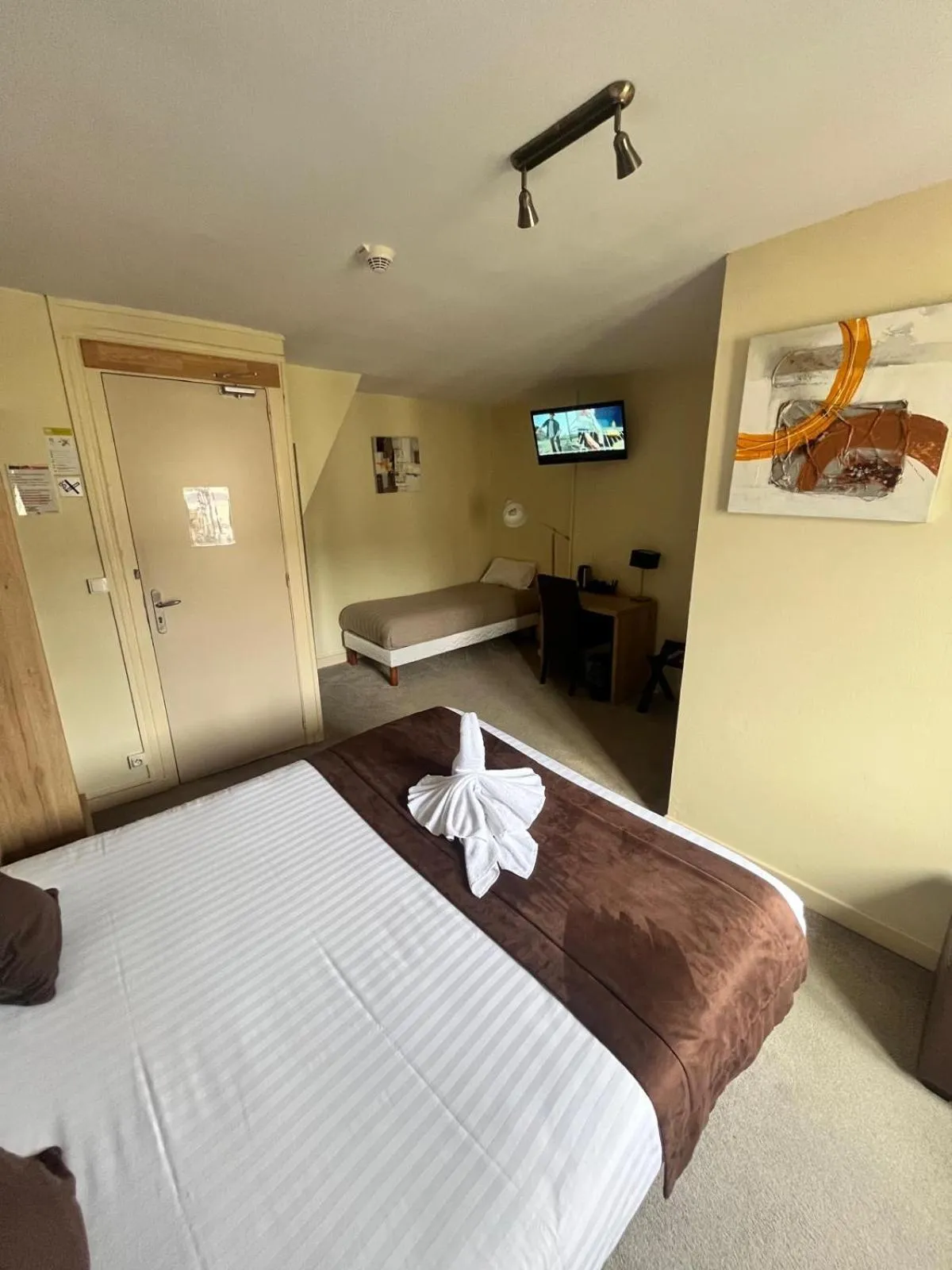 Bed in Hôtel L'Univers