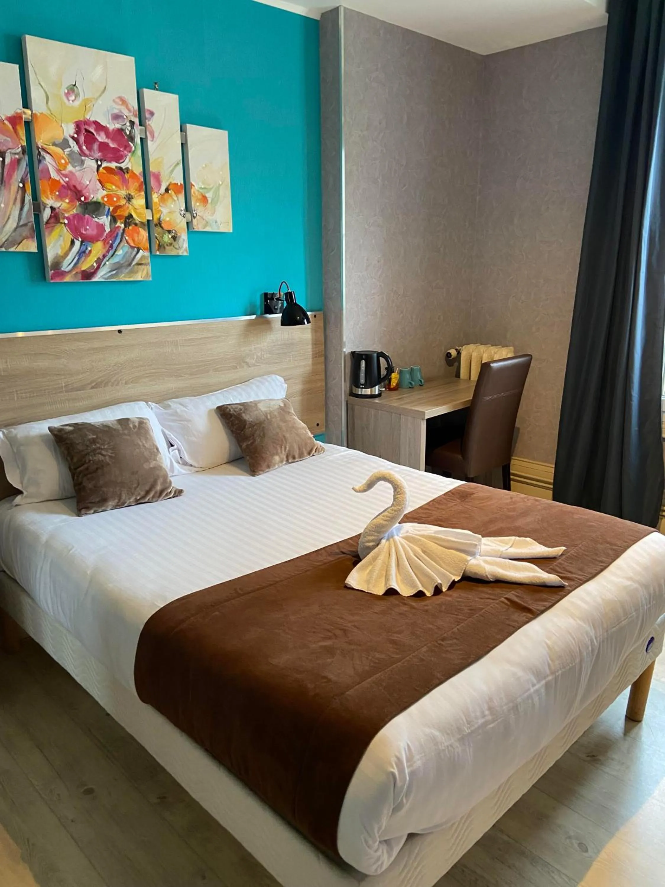 Bed in Hôtel L'Univers