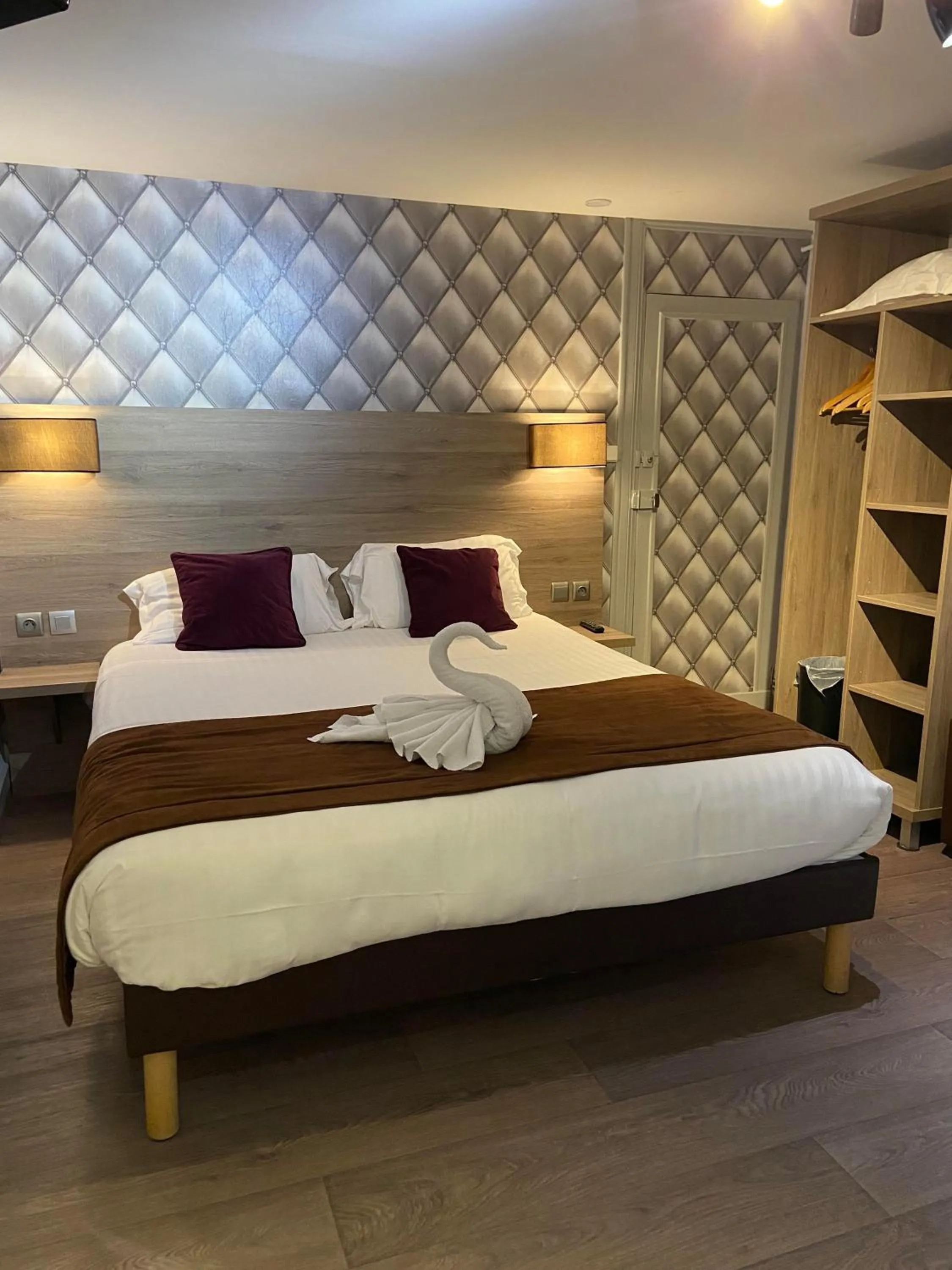 Bed in Hôtel L'Univers