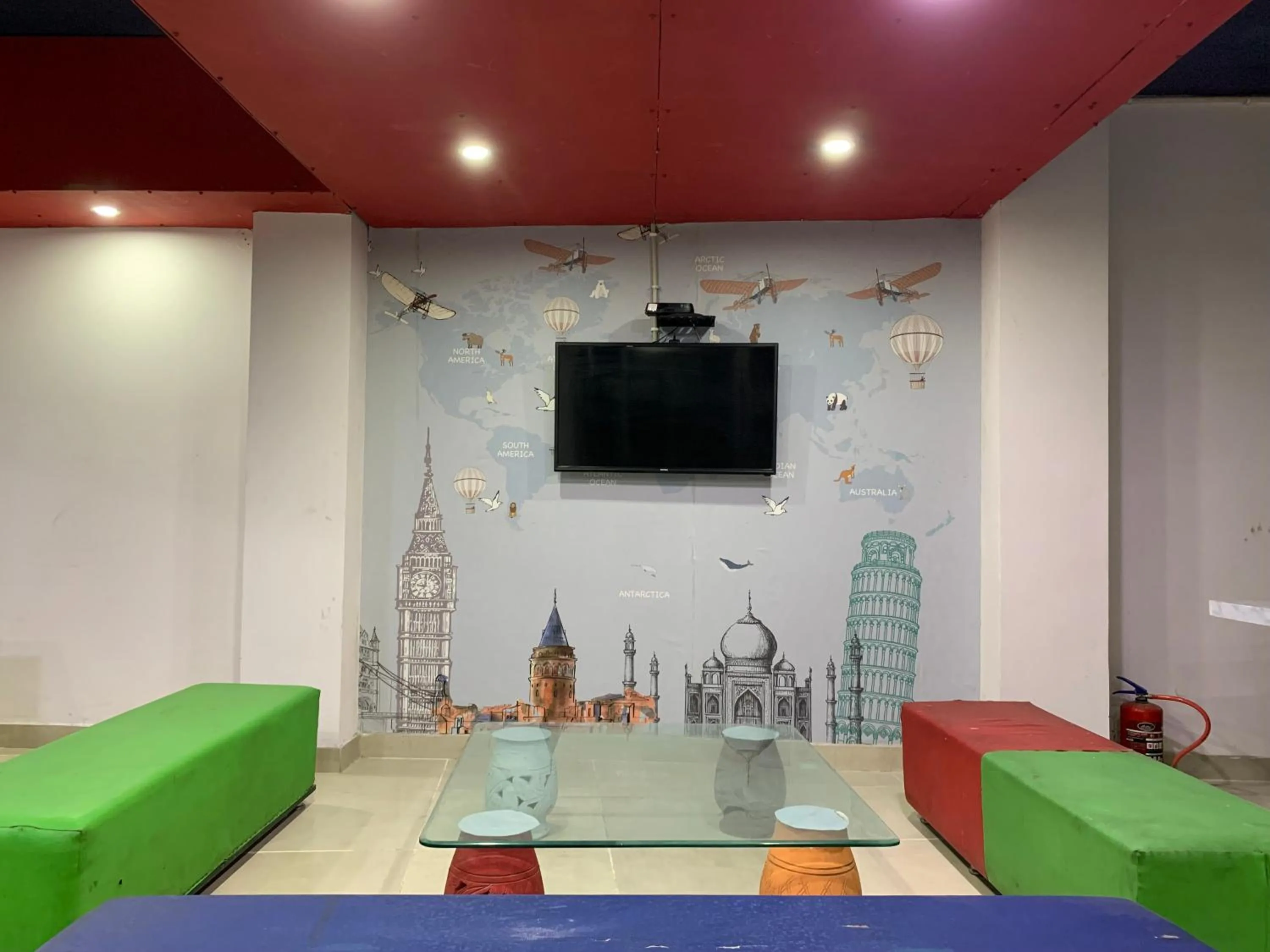 Communal lounge/ TV room in Backpacker's Nest