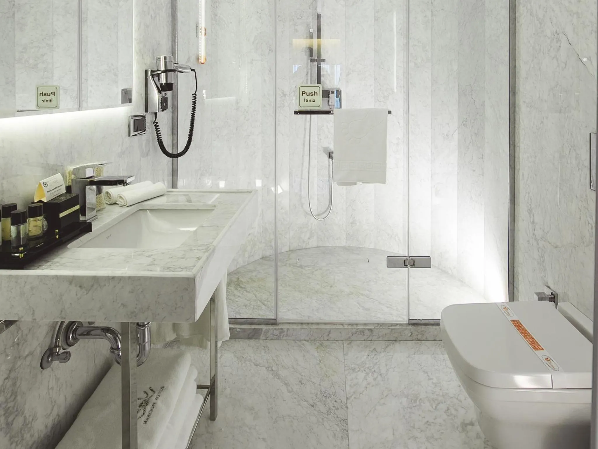 Bathroom in Maroon Hotel Pera