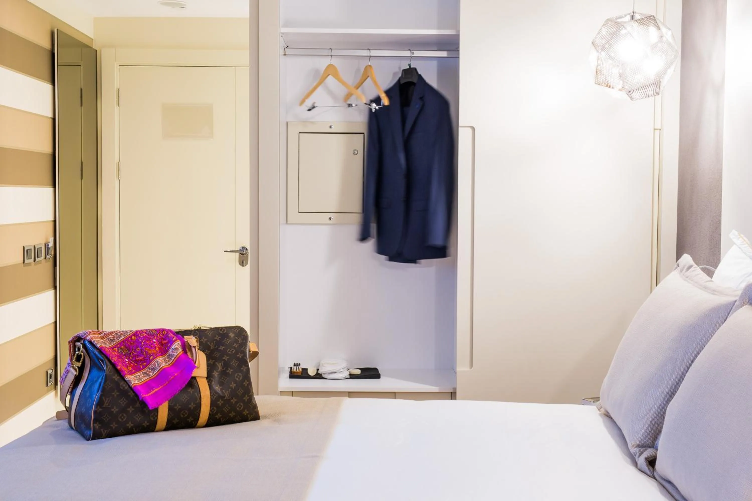 Photo of the whole room, Bed in Maroon Hotel Pera