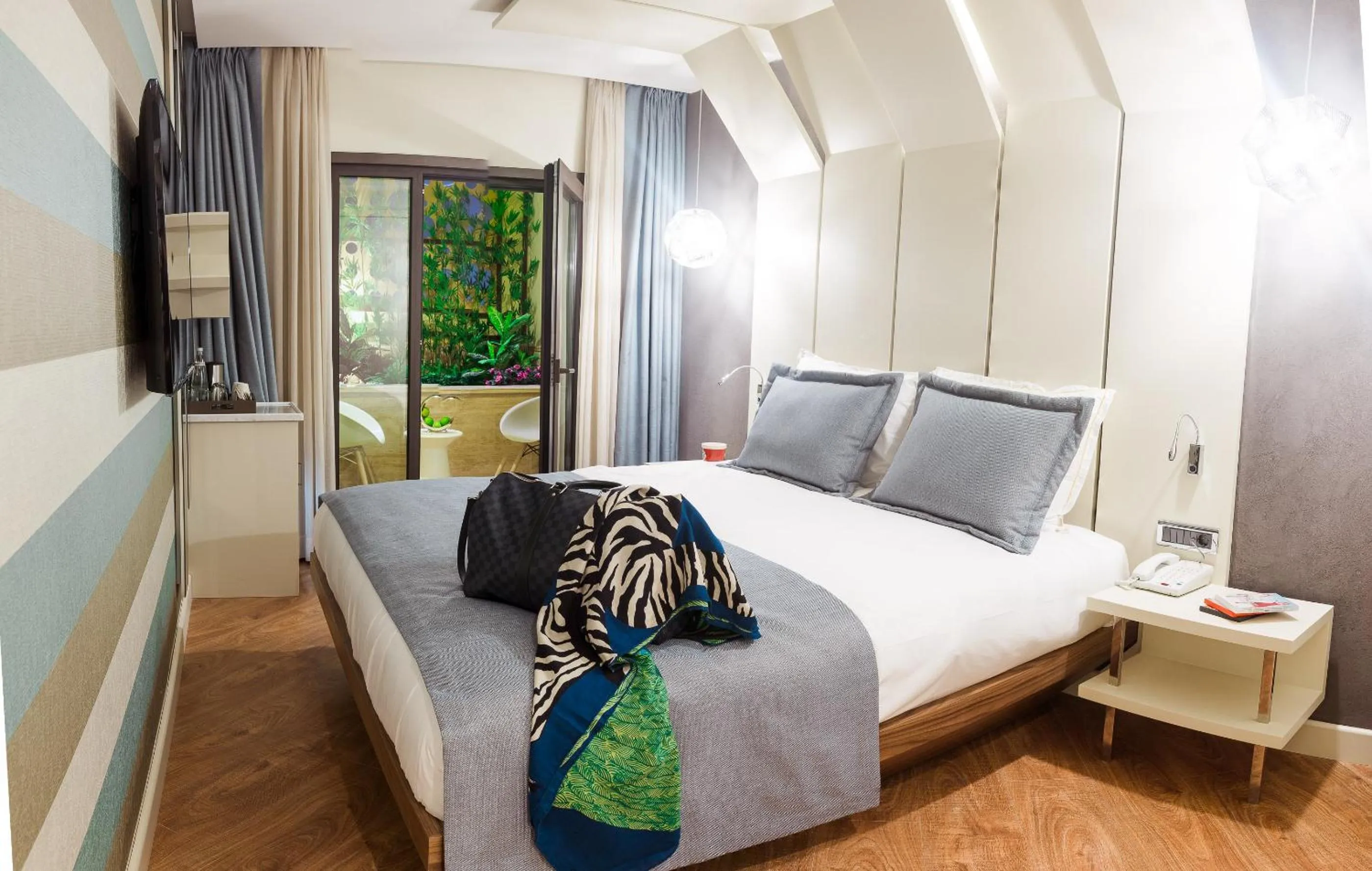 Photo of the whole room, Bed in Maroon Hotel Pera