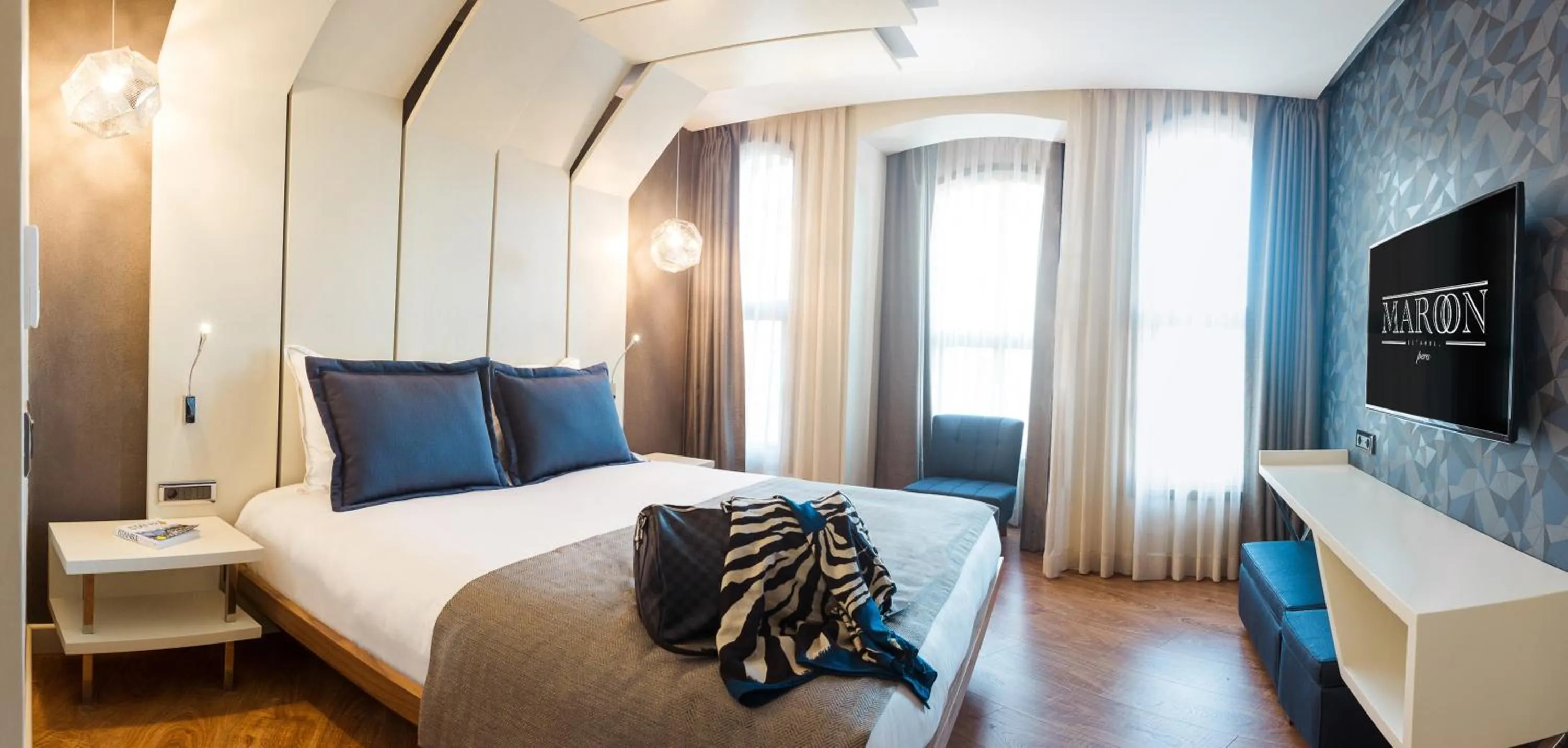 Photo of the whole room, Bed in Maroon Hotel Pera