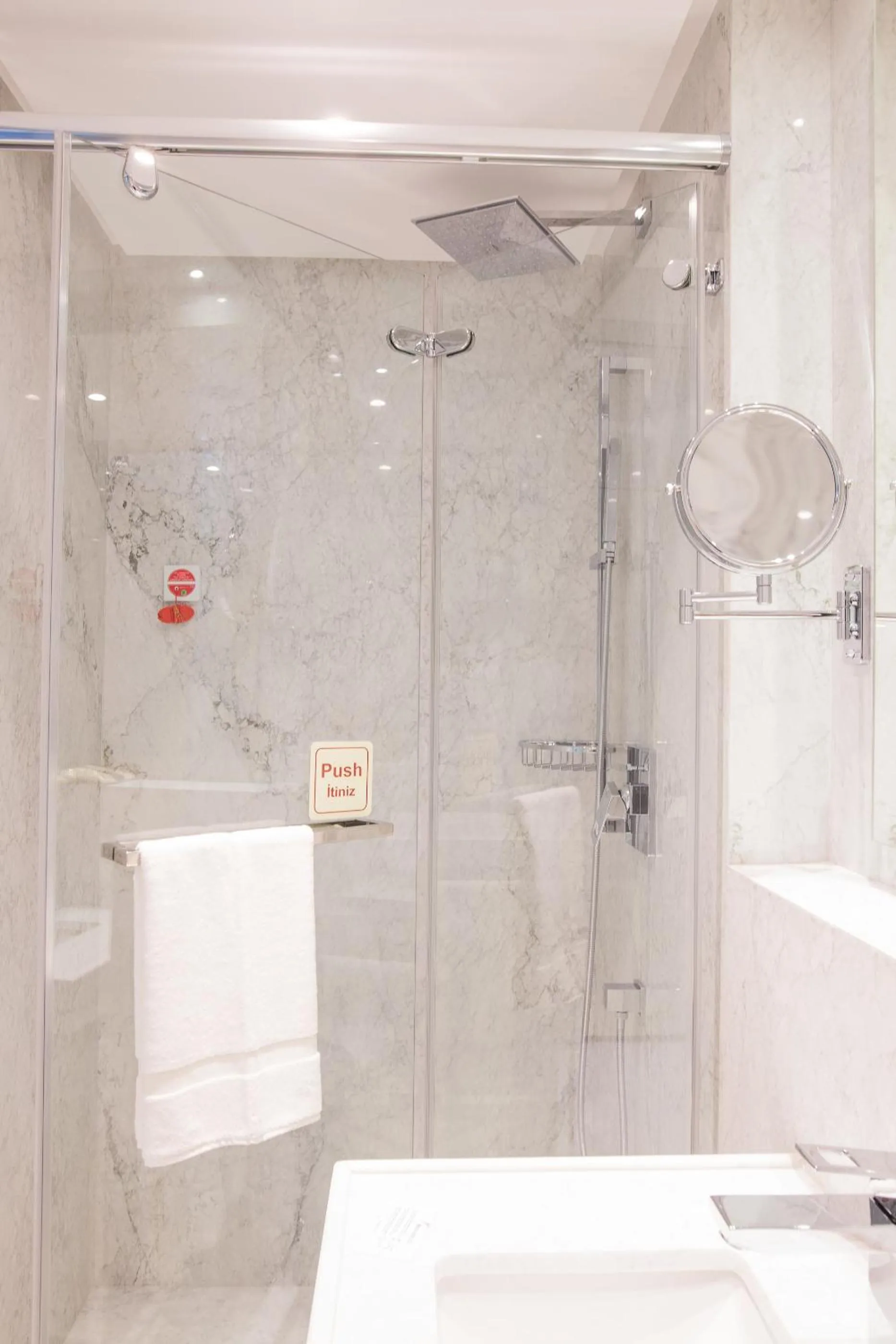 Bathroom in Maroon Hotel Pera