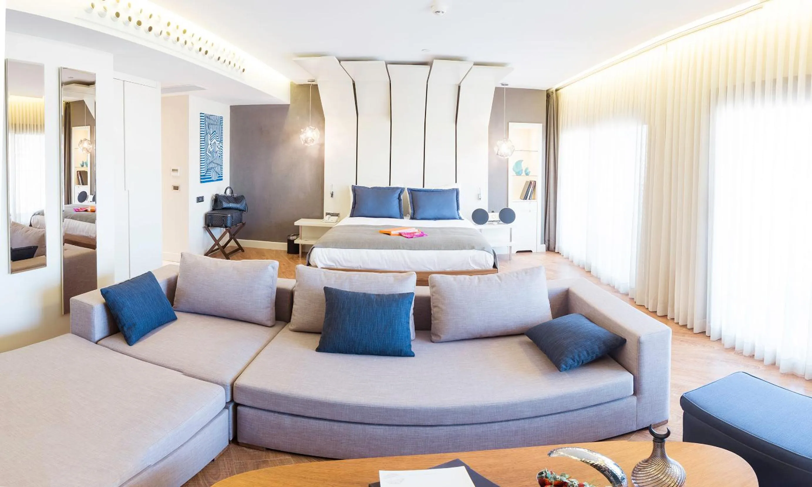 Day in Maroon Hotel Pera