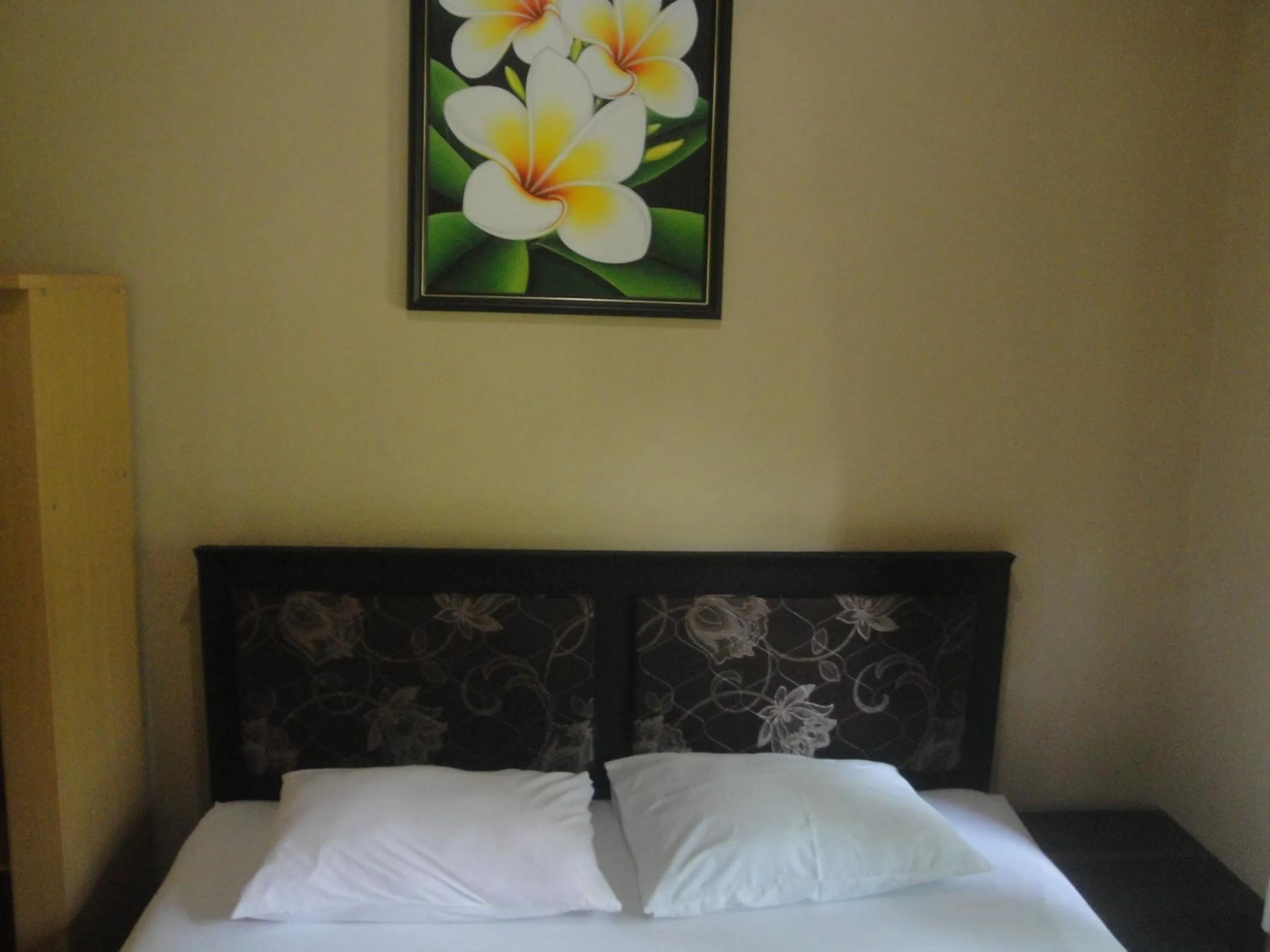 Bedroom, Bed in Sari Inn Kuta Lombok