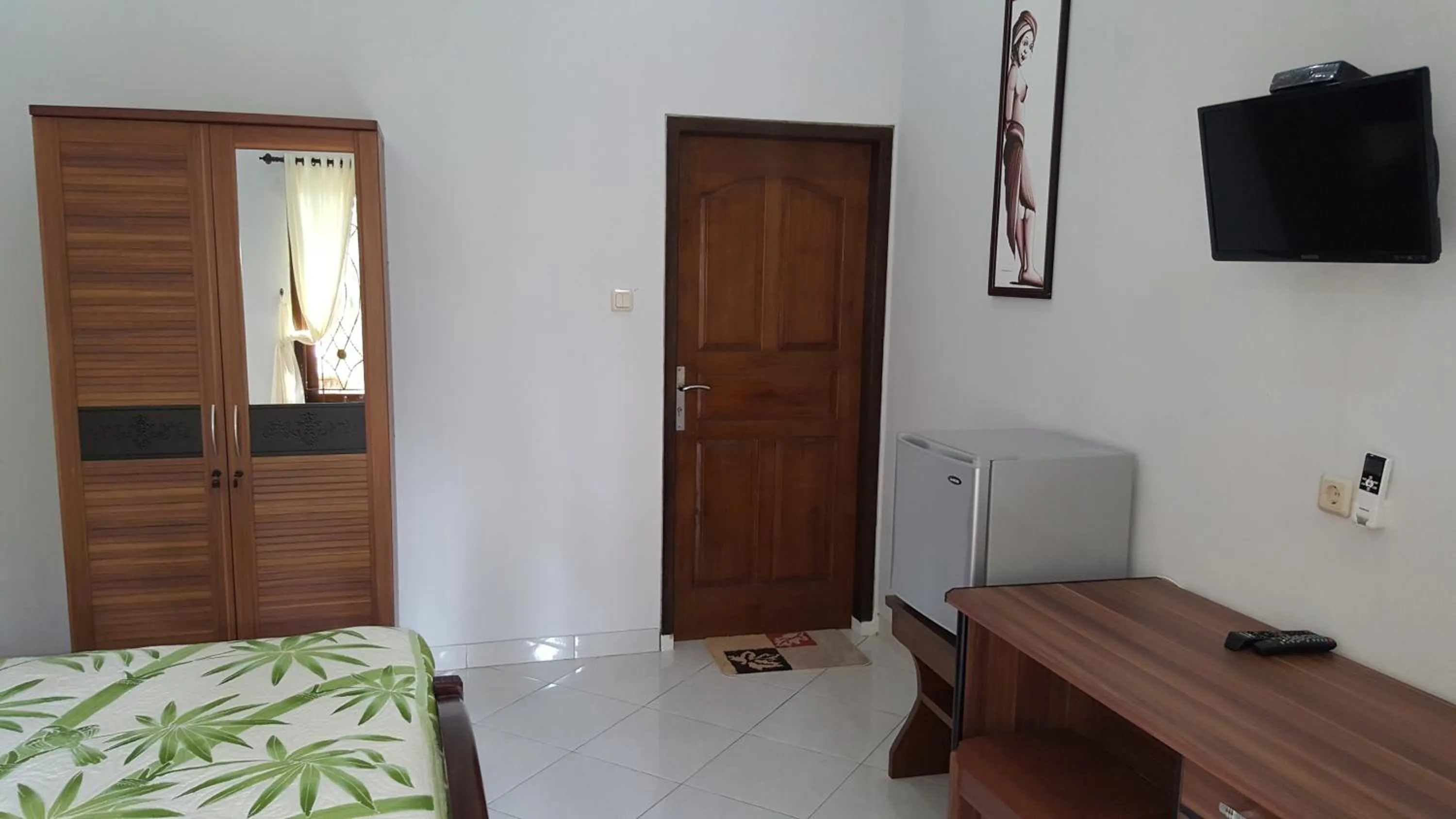 Photo of the whole room in Sari Inn Kuta Lombok