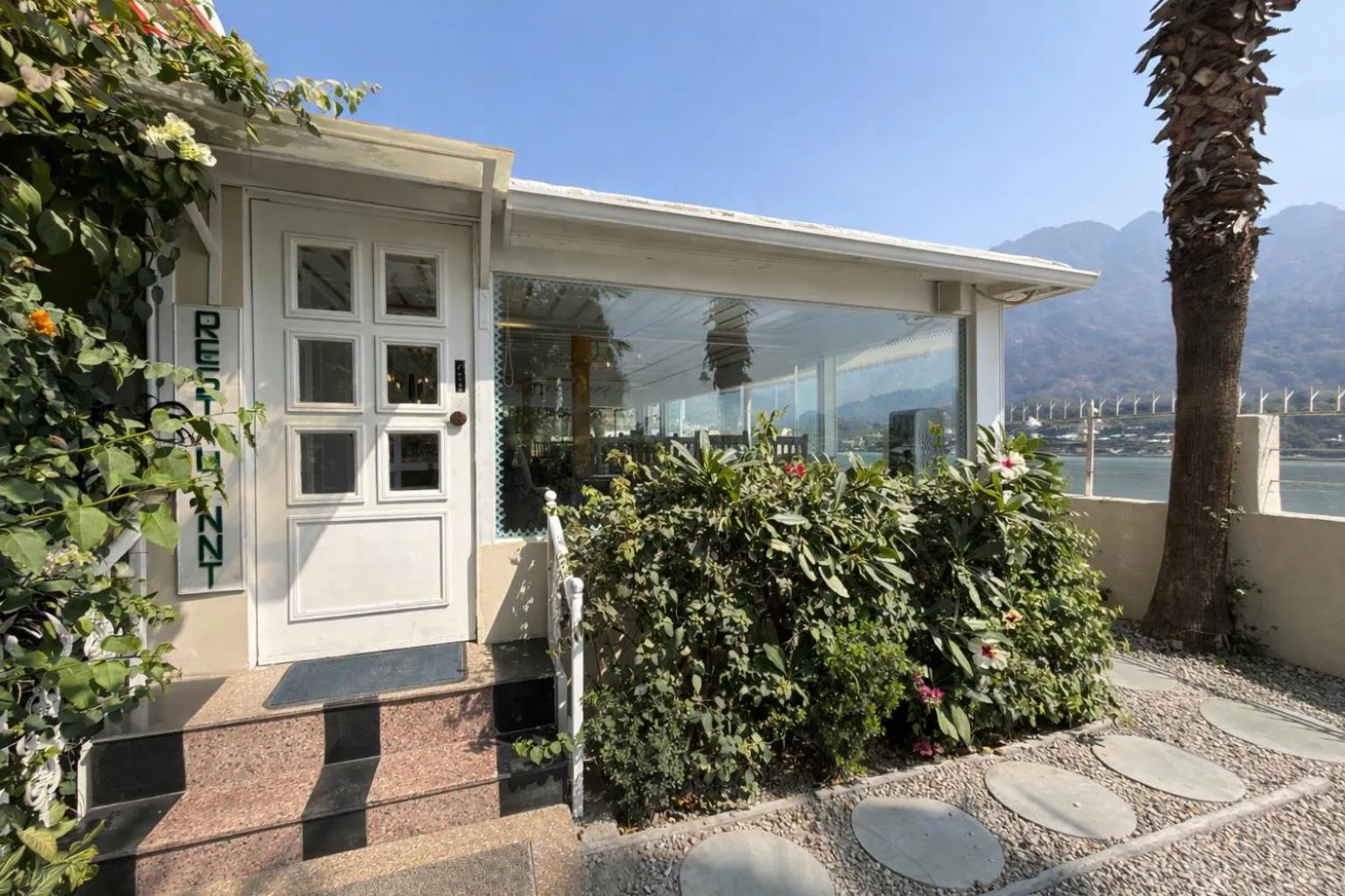 Restaurant/places to eat in Yog Niketan By Sanskriti