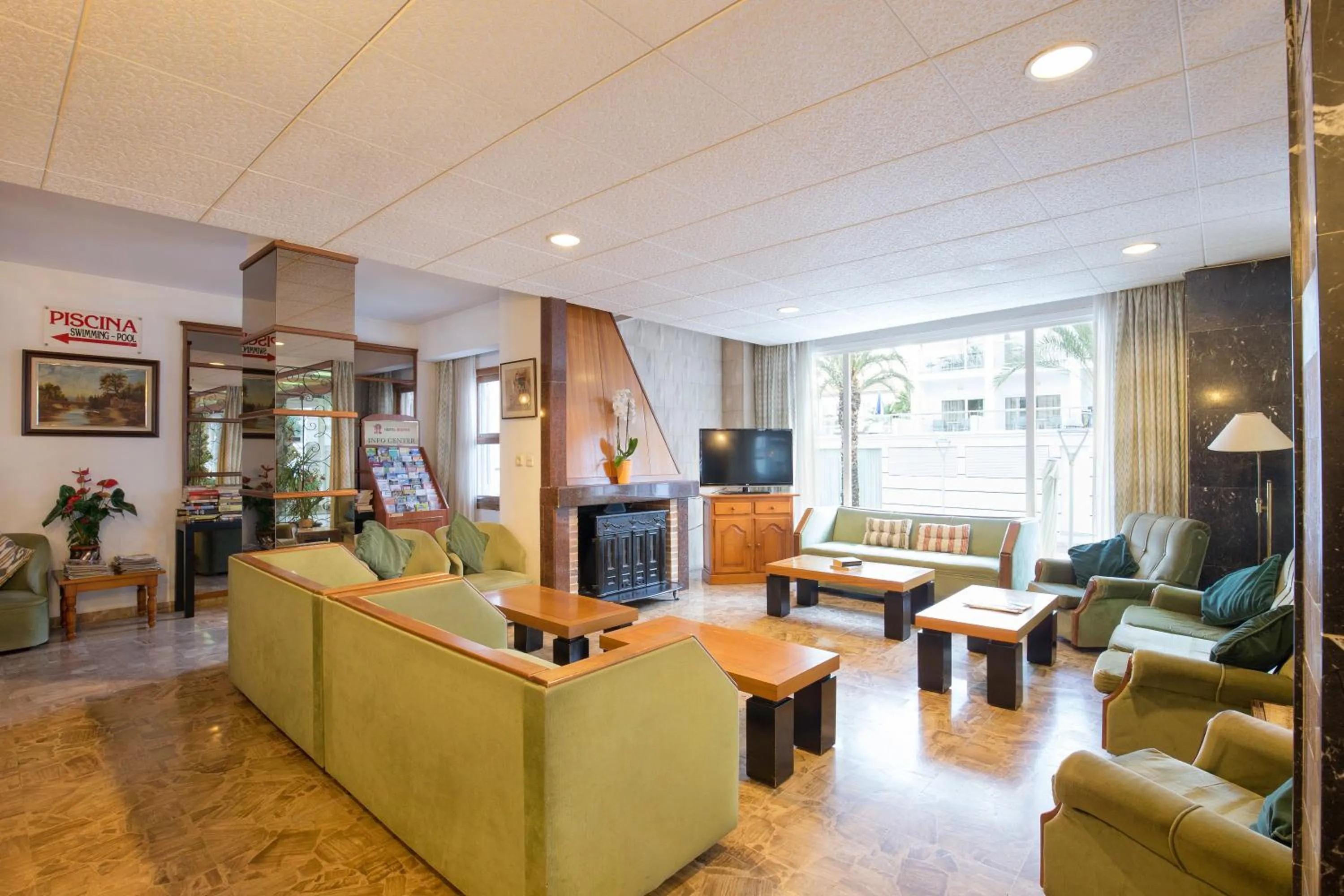 Communal lounge/ TV room in Hotel Sultán