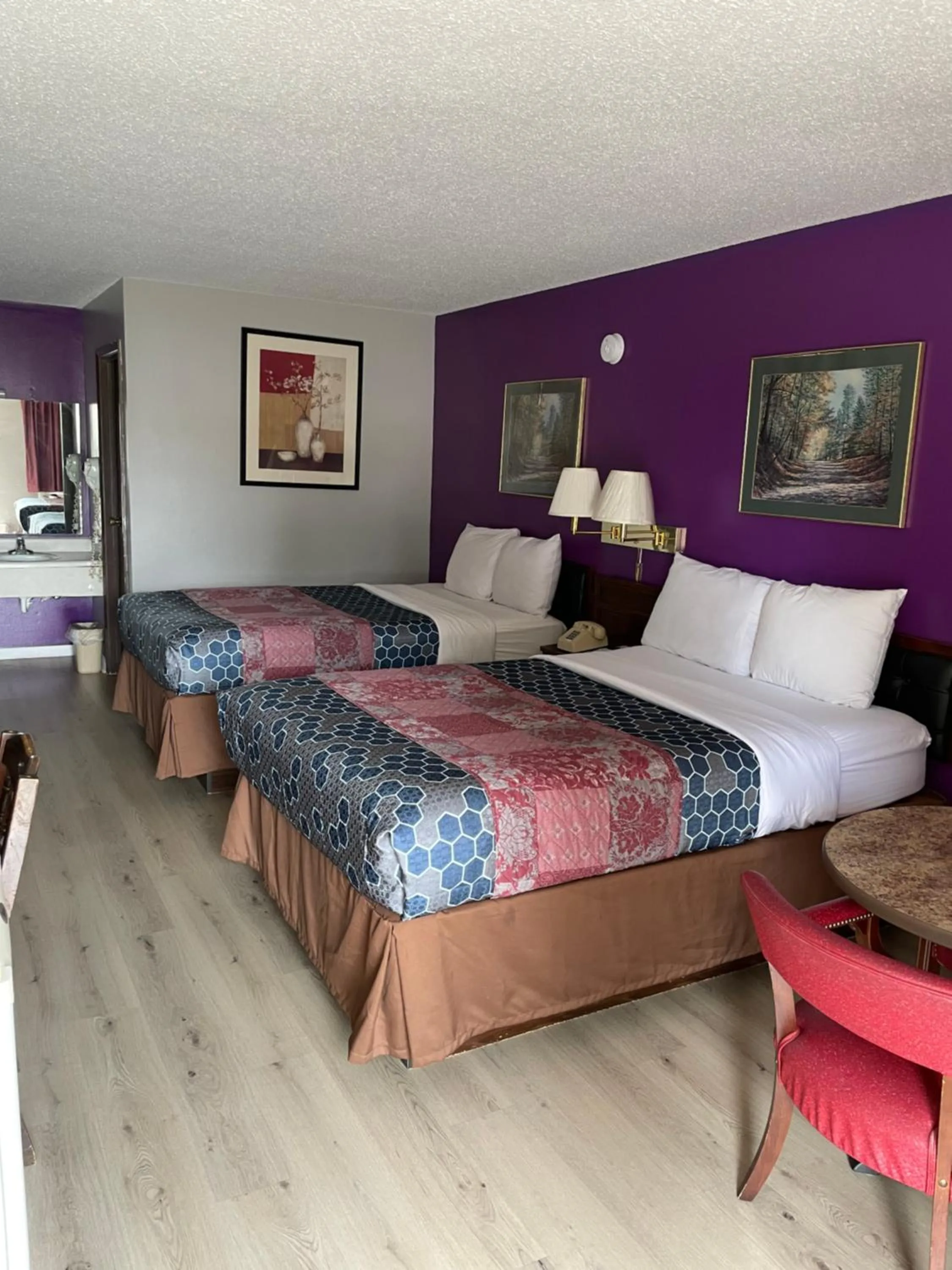 Bed in Budget Host Inn