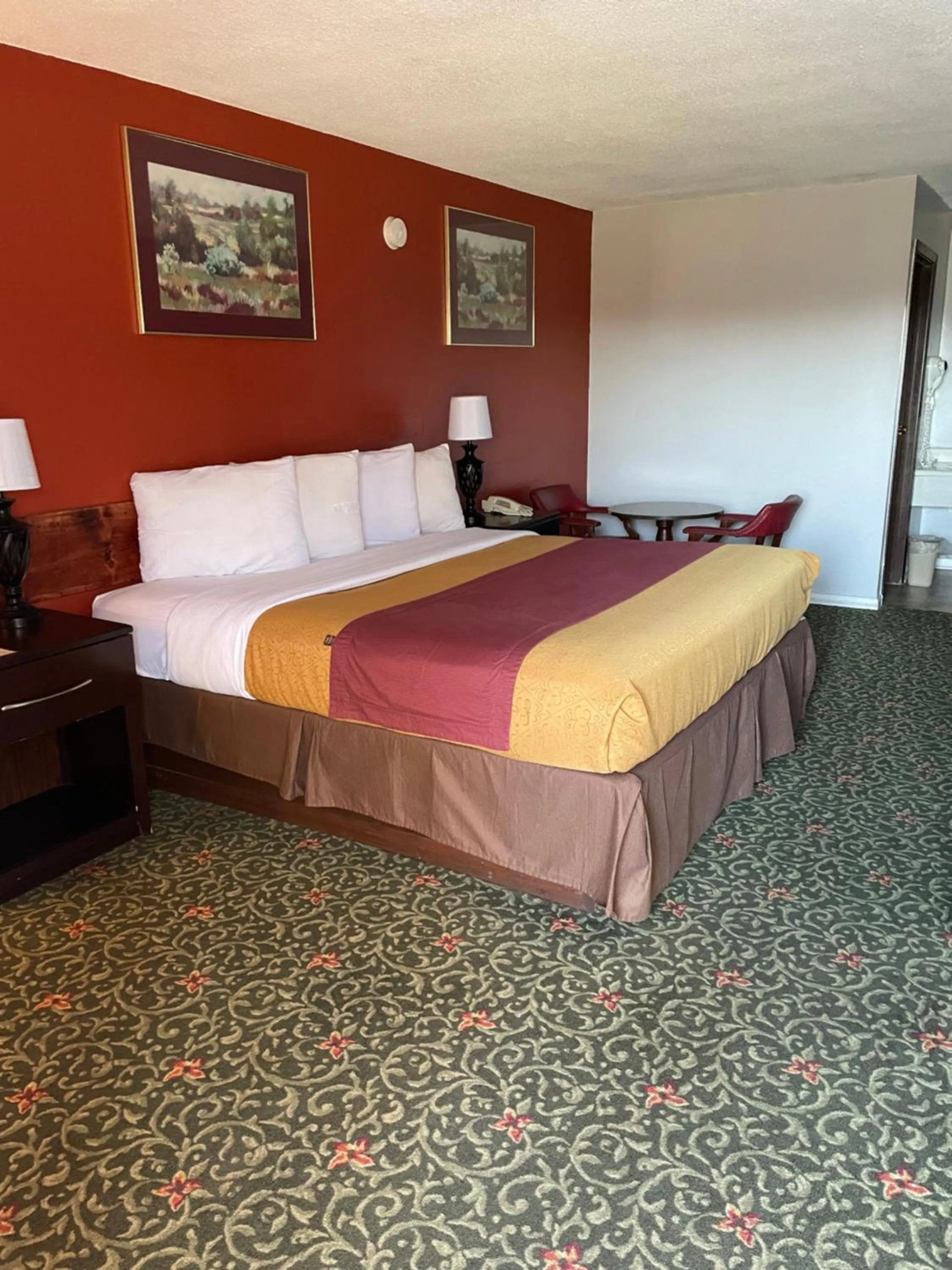 Bed in Budget Host Inn