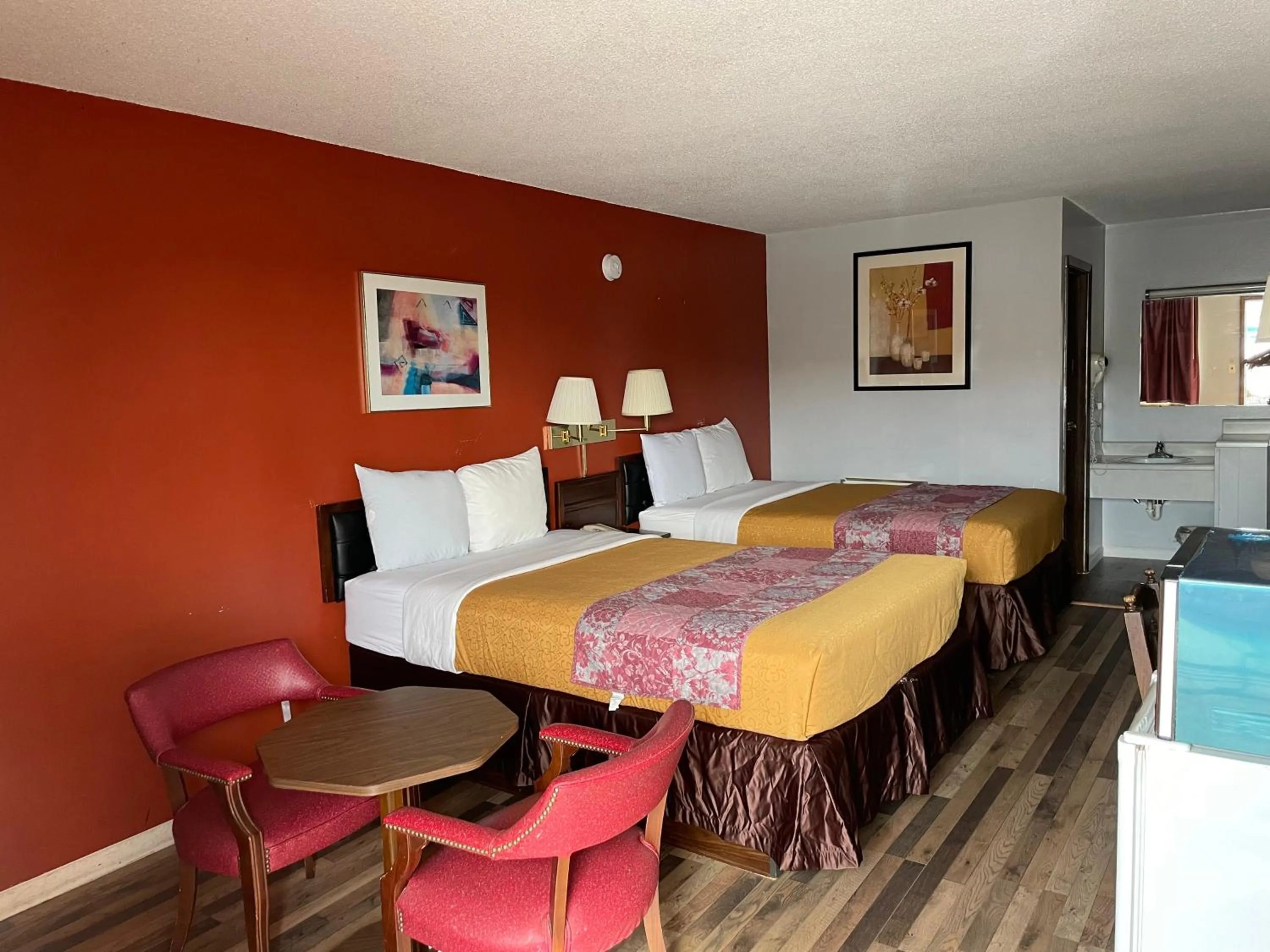 Photo of the whole room, Bed in Budget Host Inn