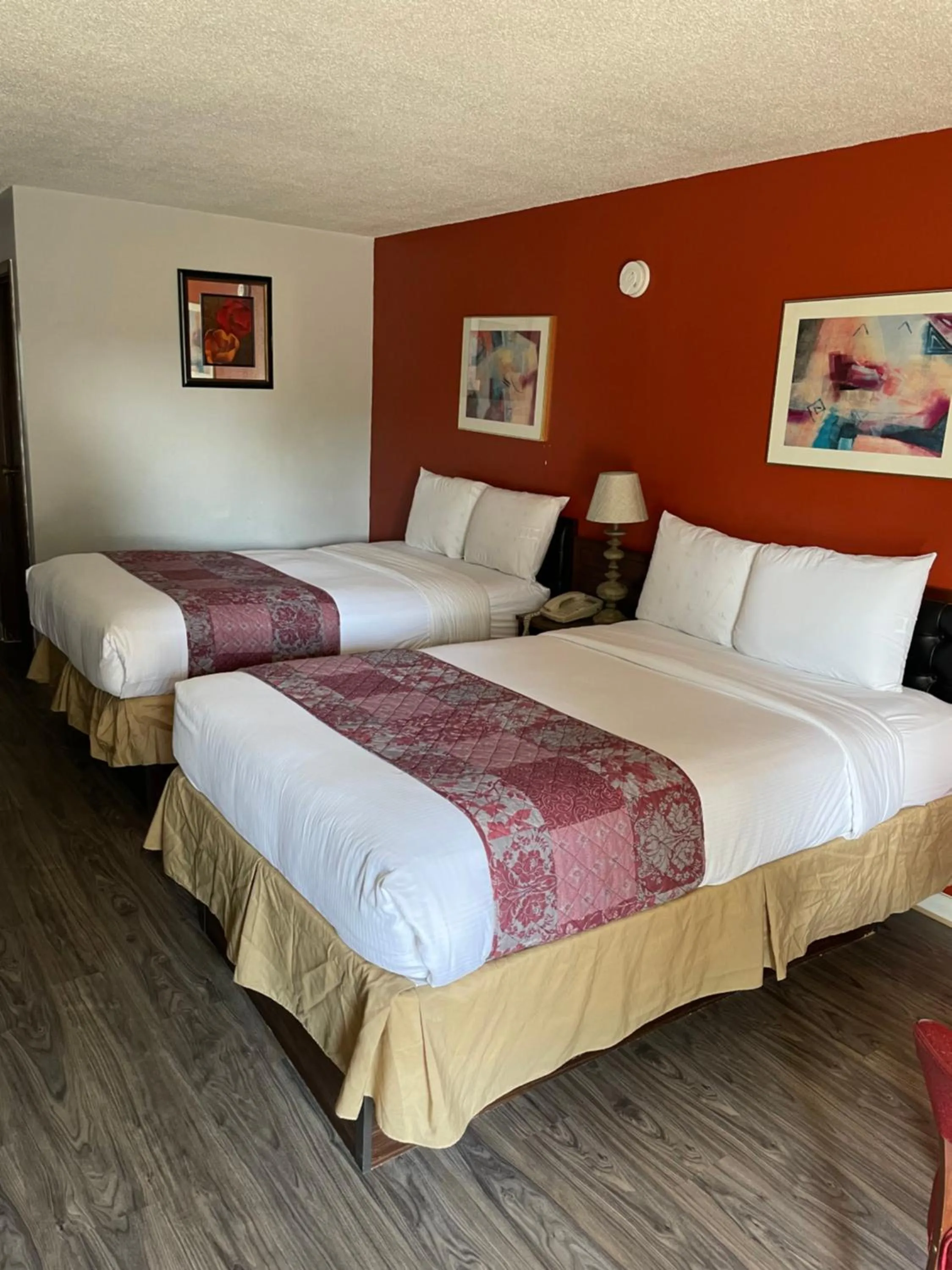 Bed in Budget Host Inn