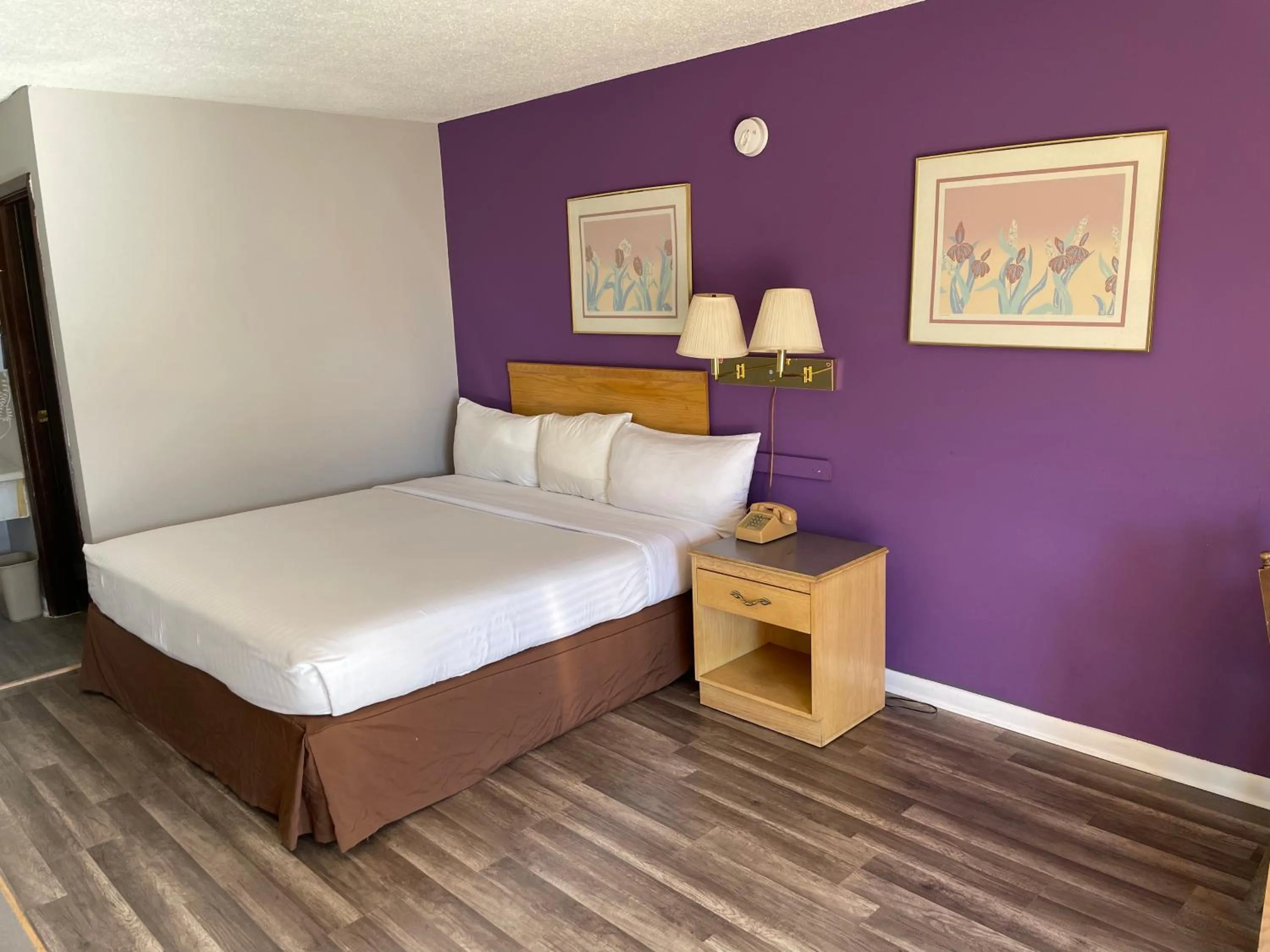 Bed in Budget Host Inn