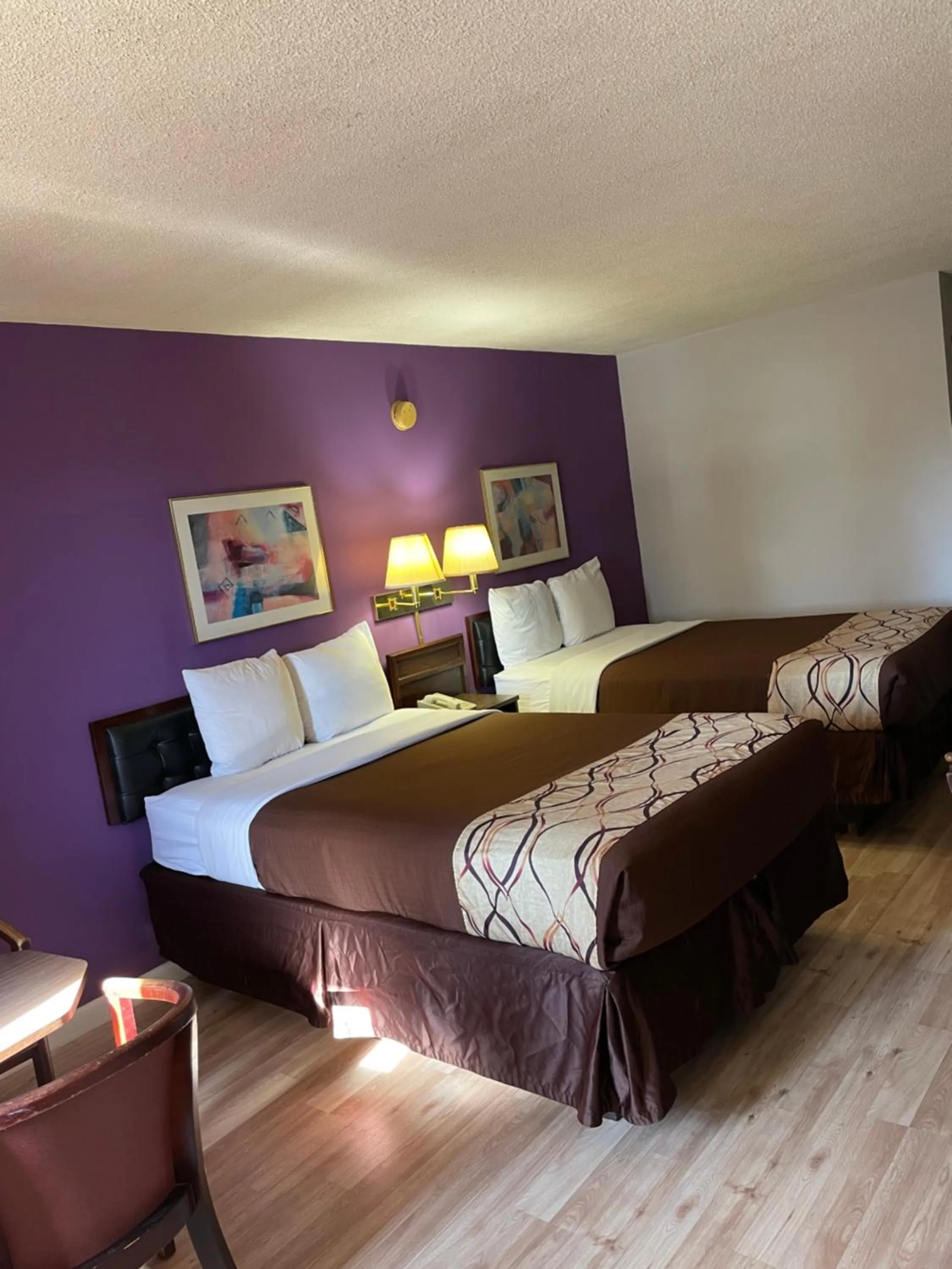 Bed in Budget Host Inn