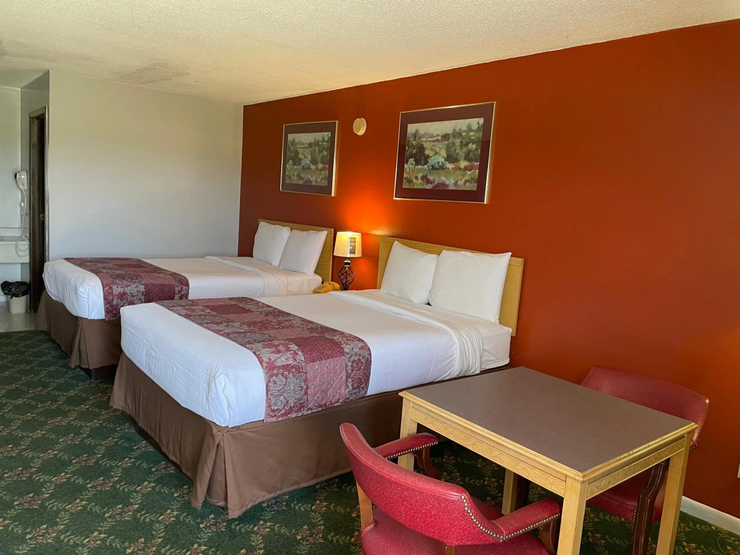 Bed in Budget Host Inn