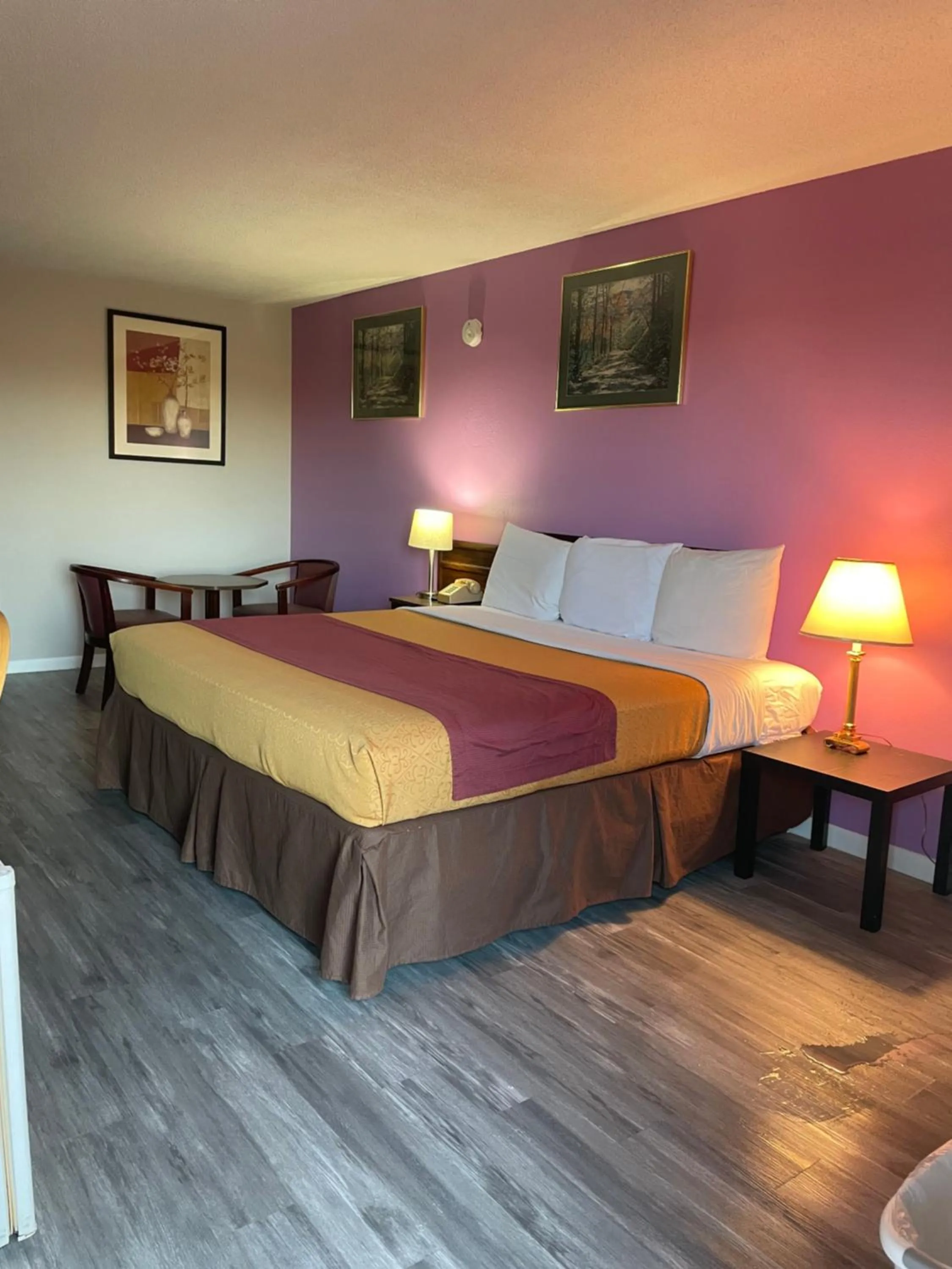 Bed in Budget Host Inn