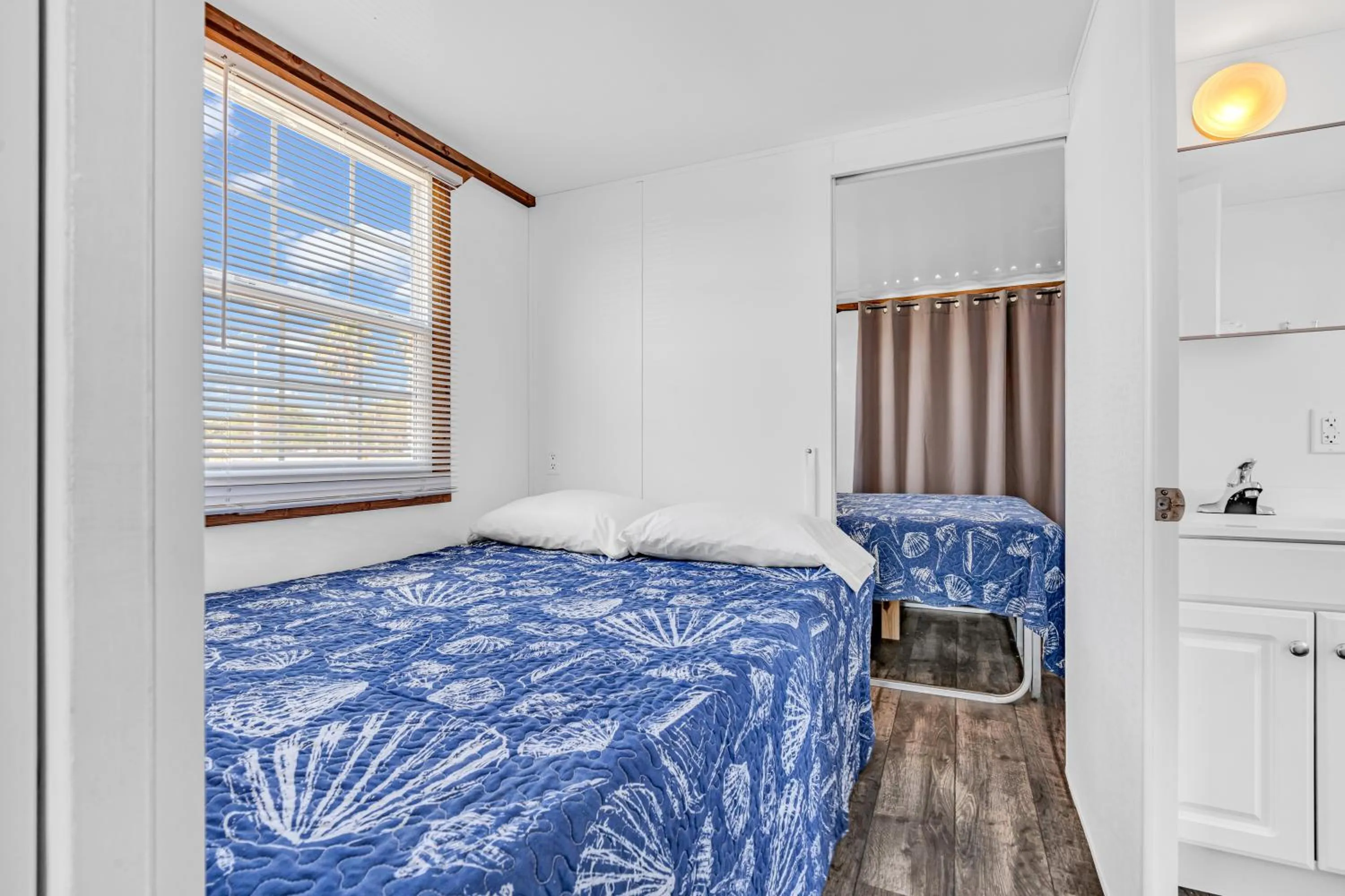 Bed in Old Wooden Bridge Resort & Marina