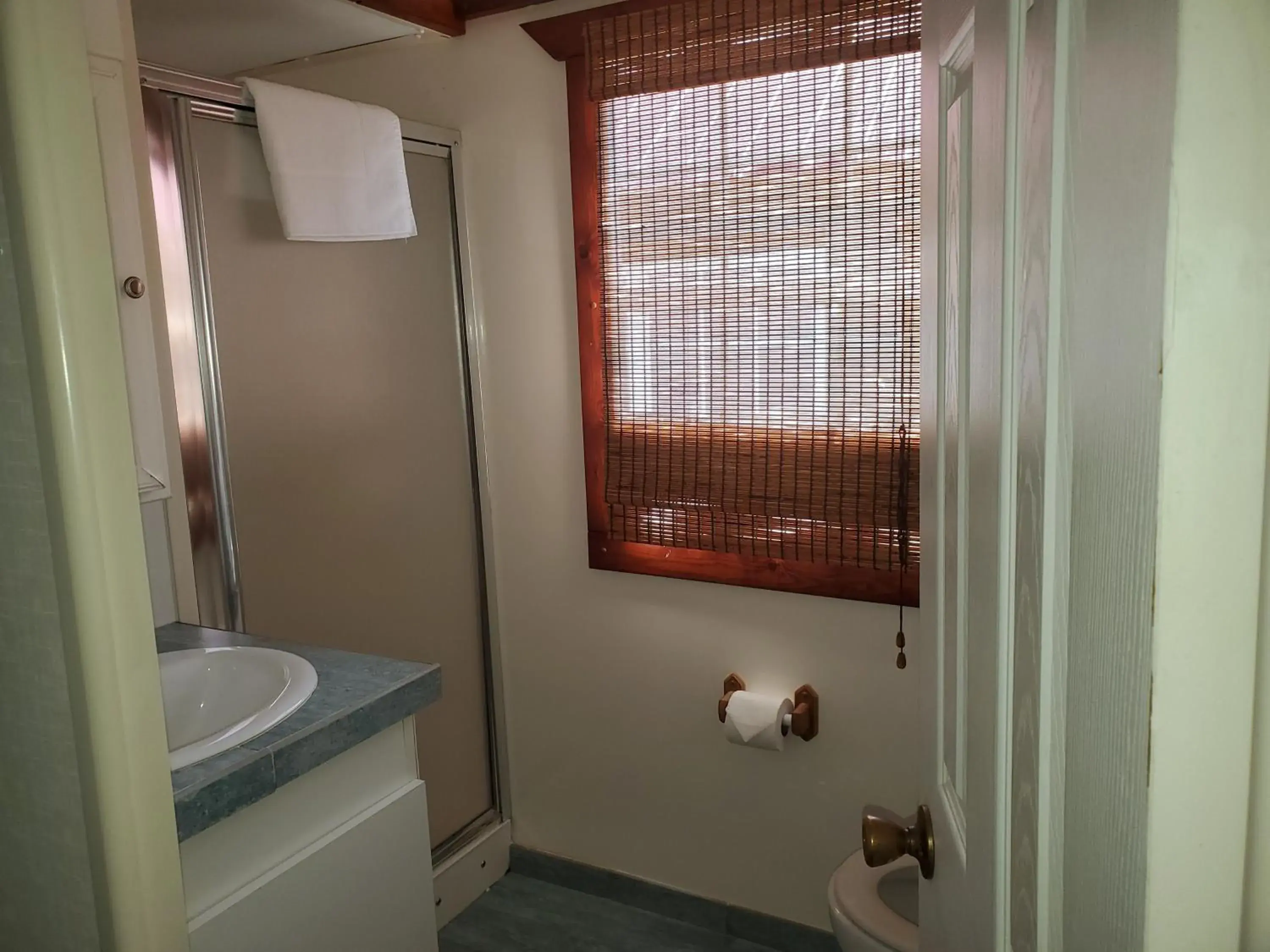 One-Bedroom Floating Cabin in Old Wooden Bridge Resort & Marina One-Bedroom Floating Cabin in Old Wooden Bridge Resort & Marina