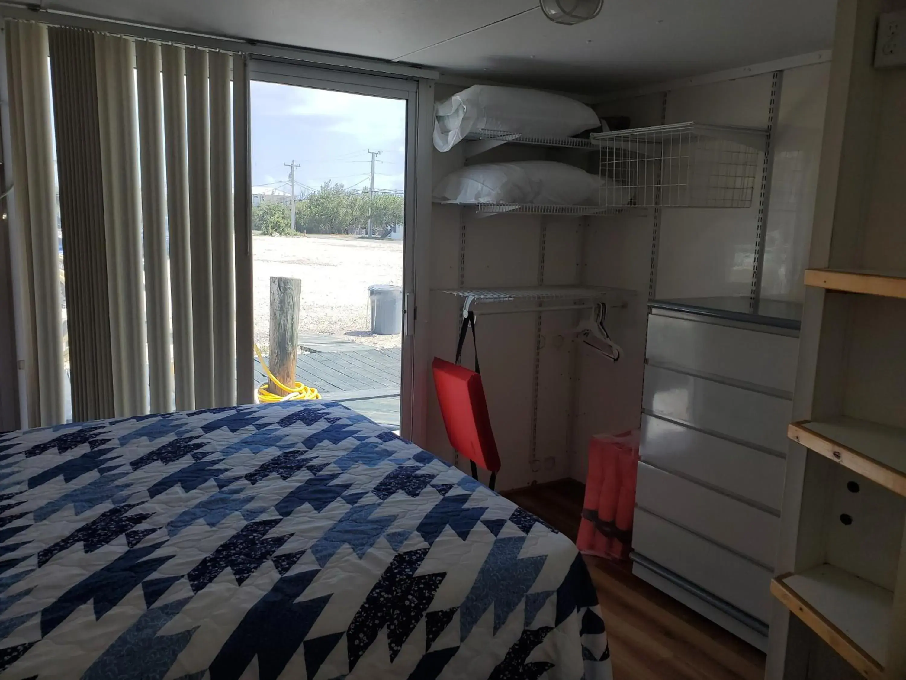 One-Bedroom Floating Cabin in Old Wooden Bridge Resort & Marina One-Bedroom Floating Cabin in Old Wooden Bridge Resort & Marina