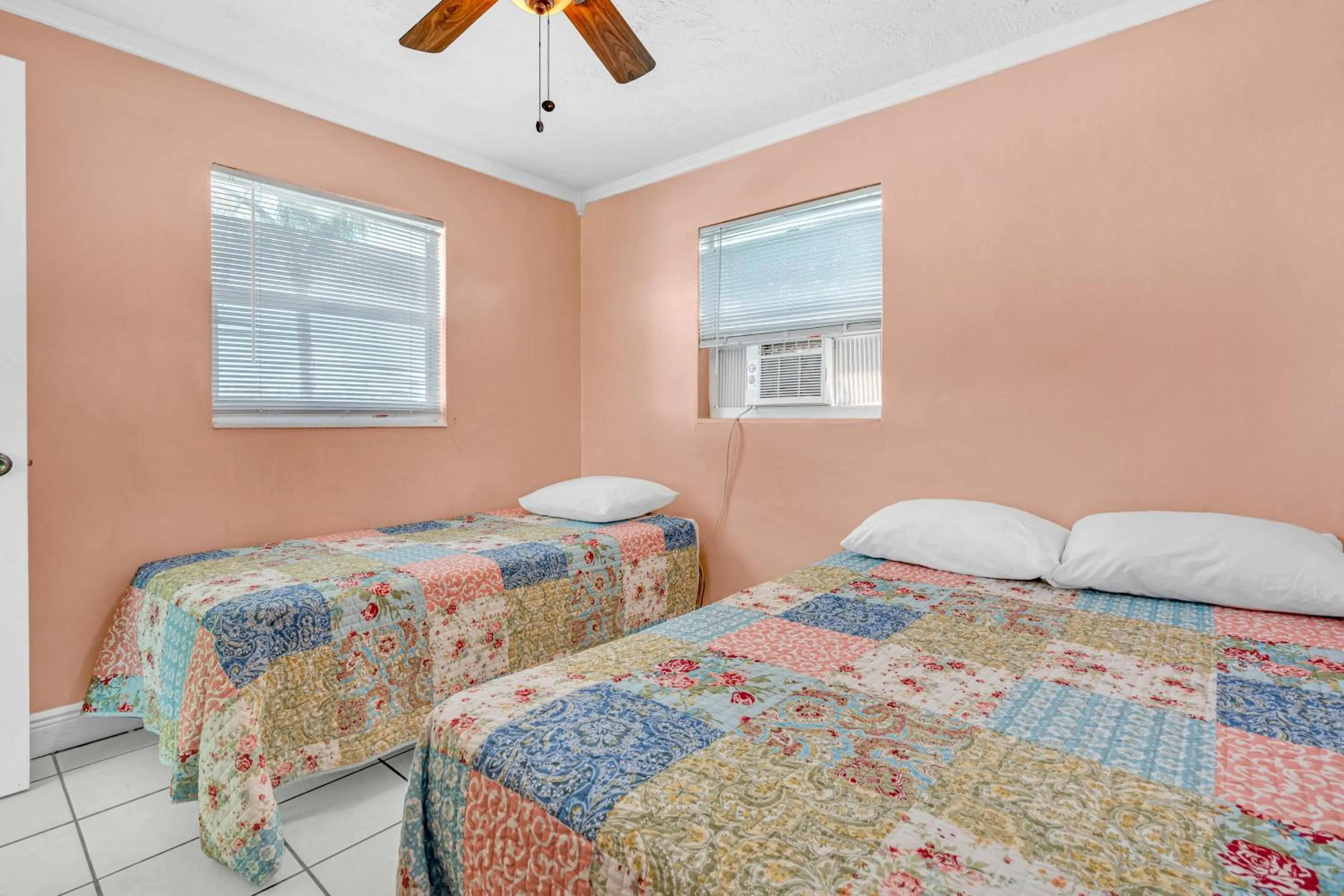 Bed in Old Wooden Bridge Resort & Marina