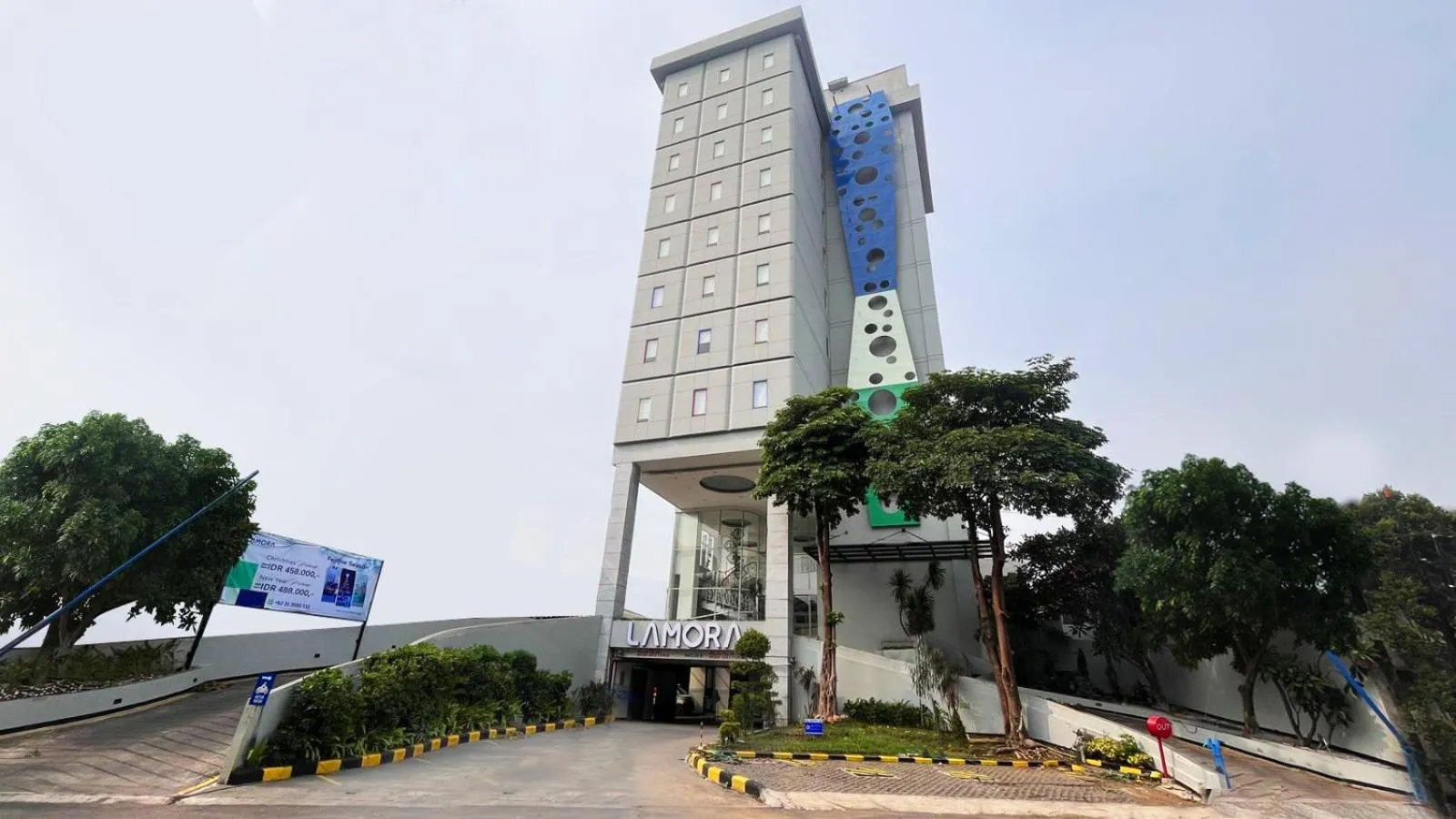 Property building in POP! Hotel Stasiun Kota Surabaya