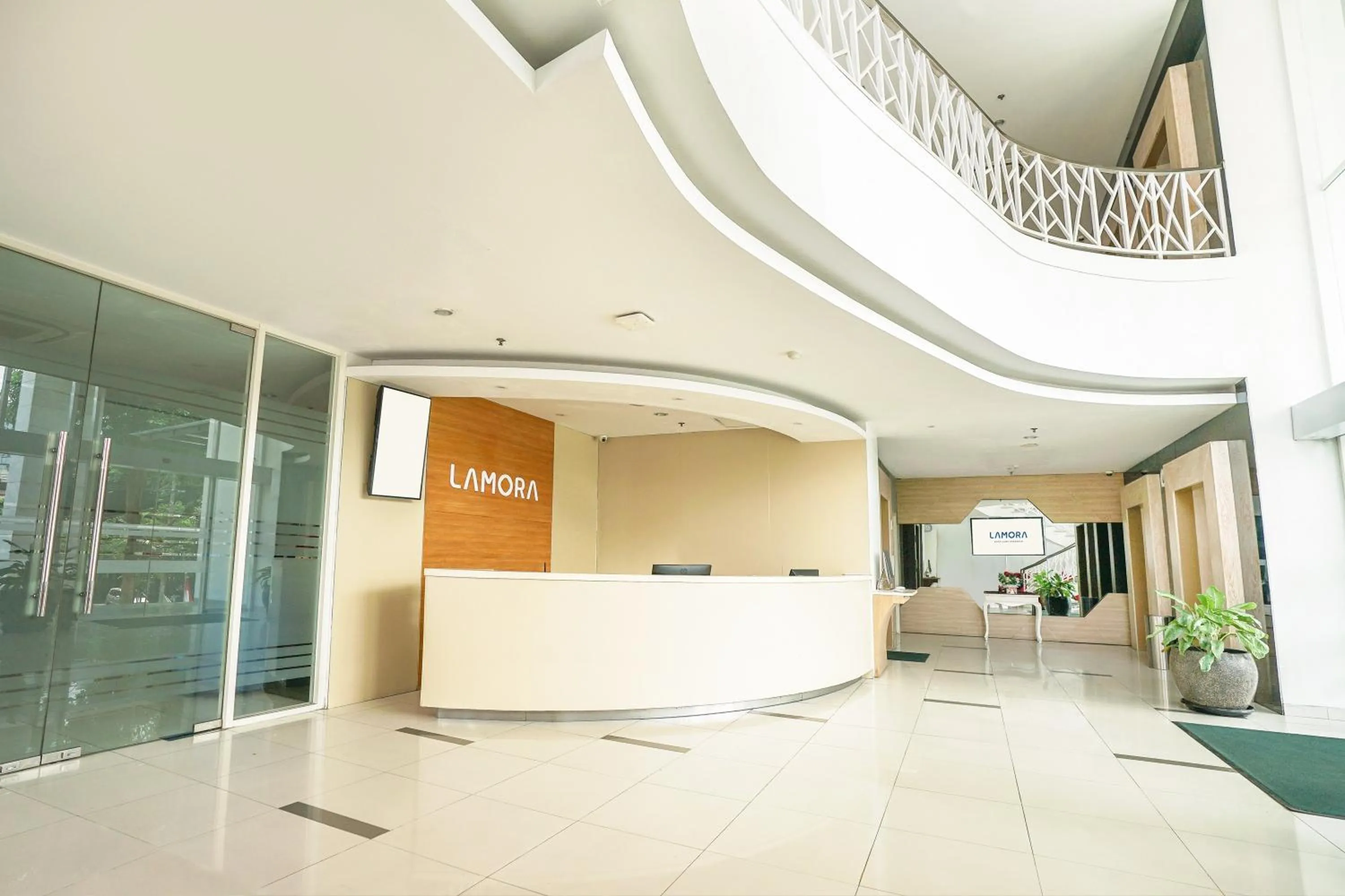 Lobby or reception in POP! Hotel Stasiun Kota Surabaya