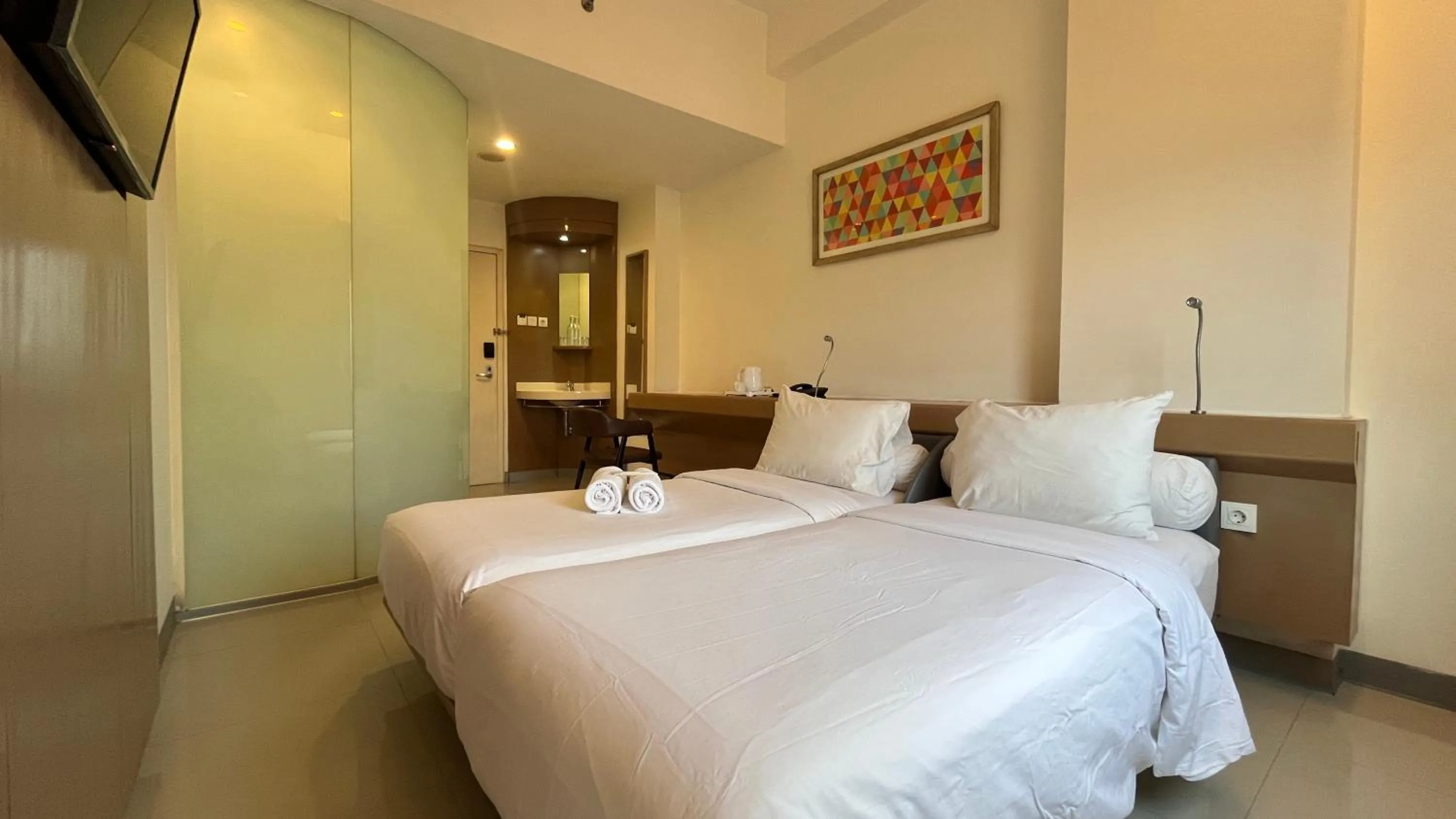 Bedroom, Bed in POP! Hotel Stasiun Kota Surabaya