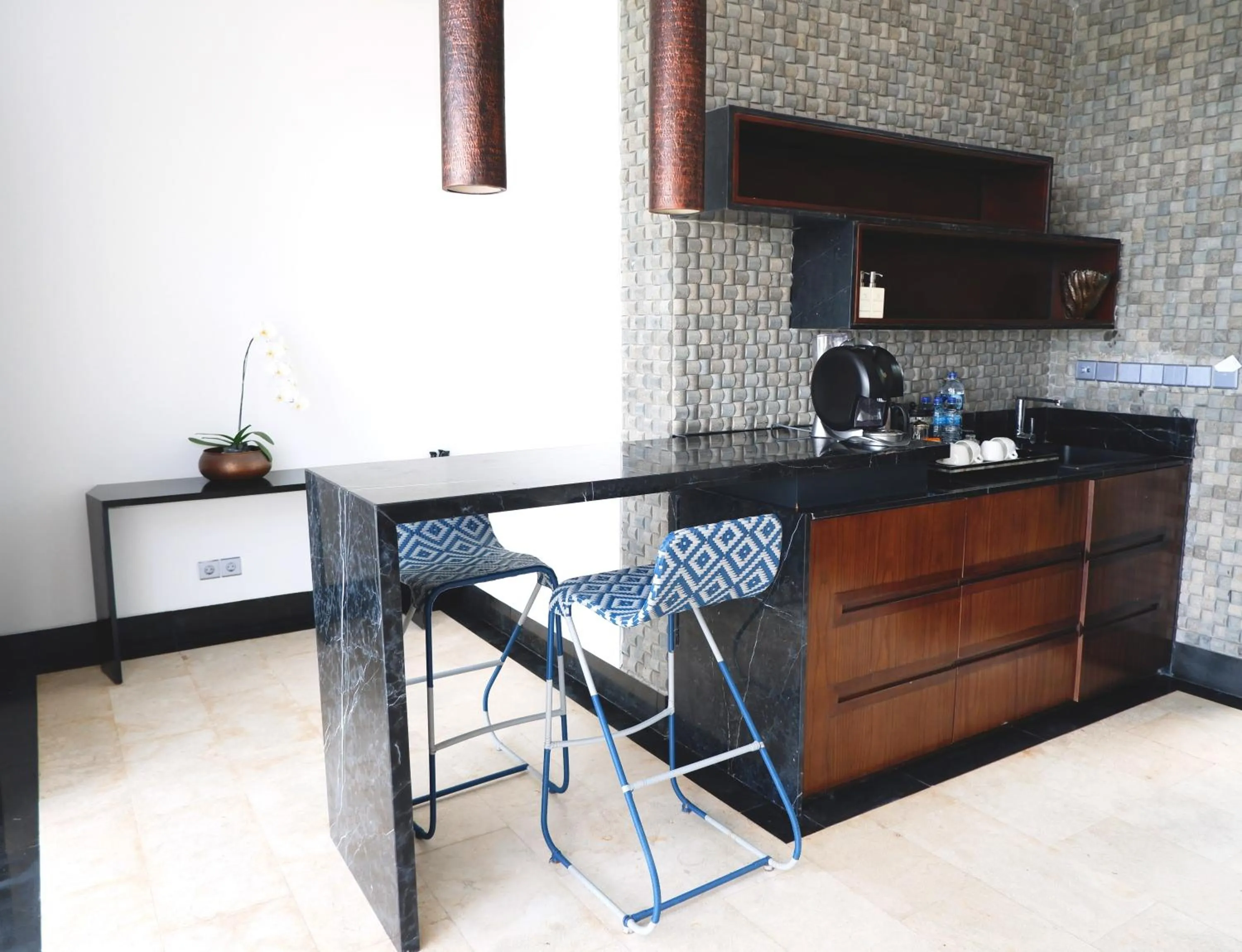 Kitchen or kitchenette in Prasana Villas by Arjani Resorts