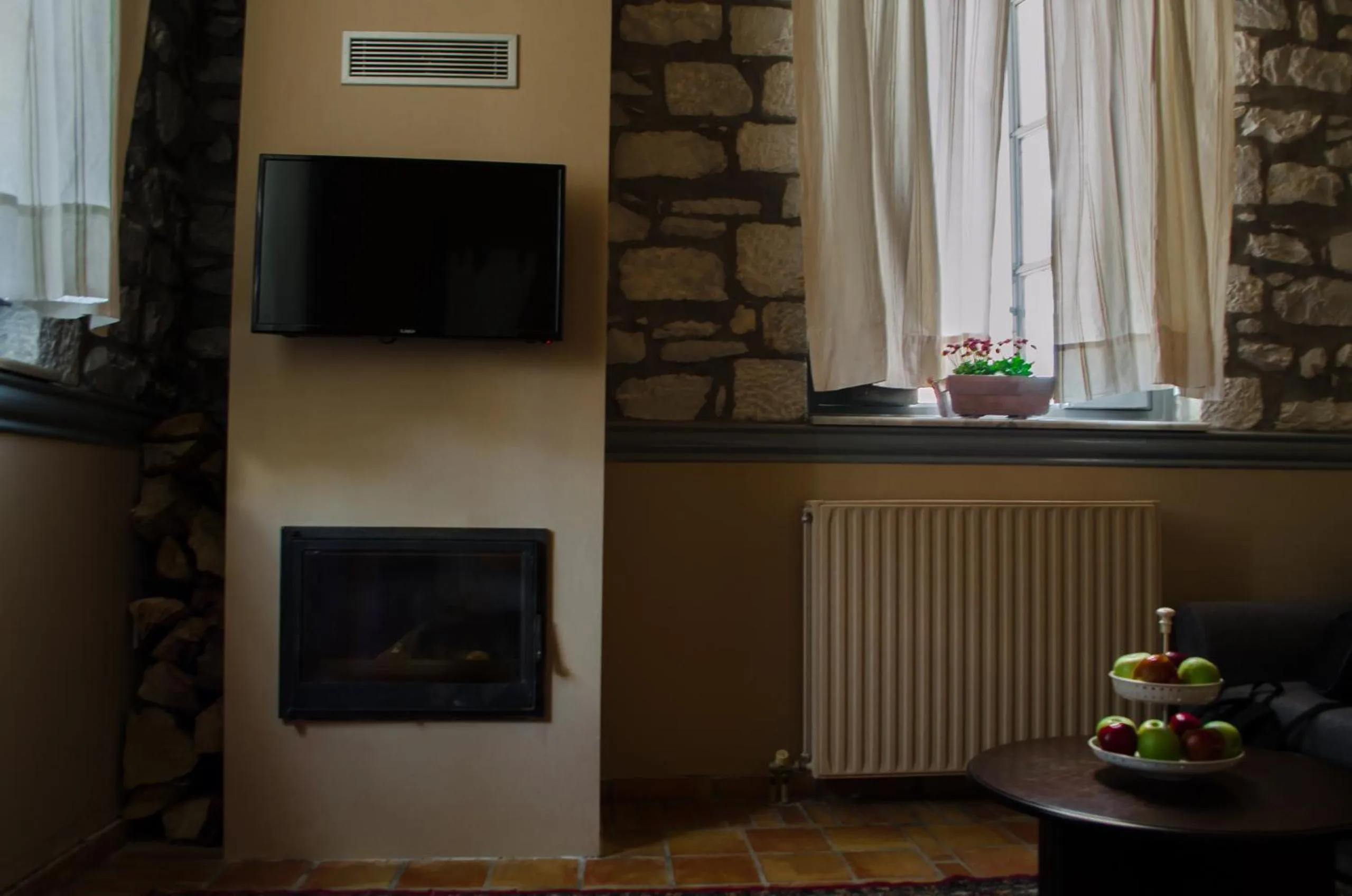 Photo of the whole room, TV/Entertainment Center in 1821 En Dolianis