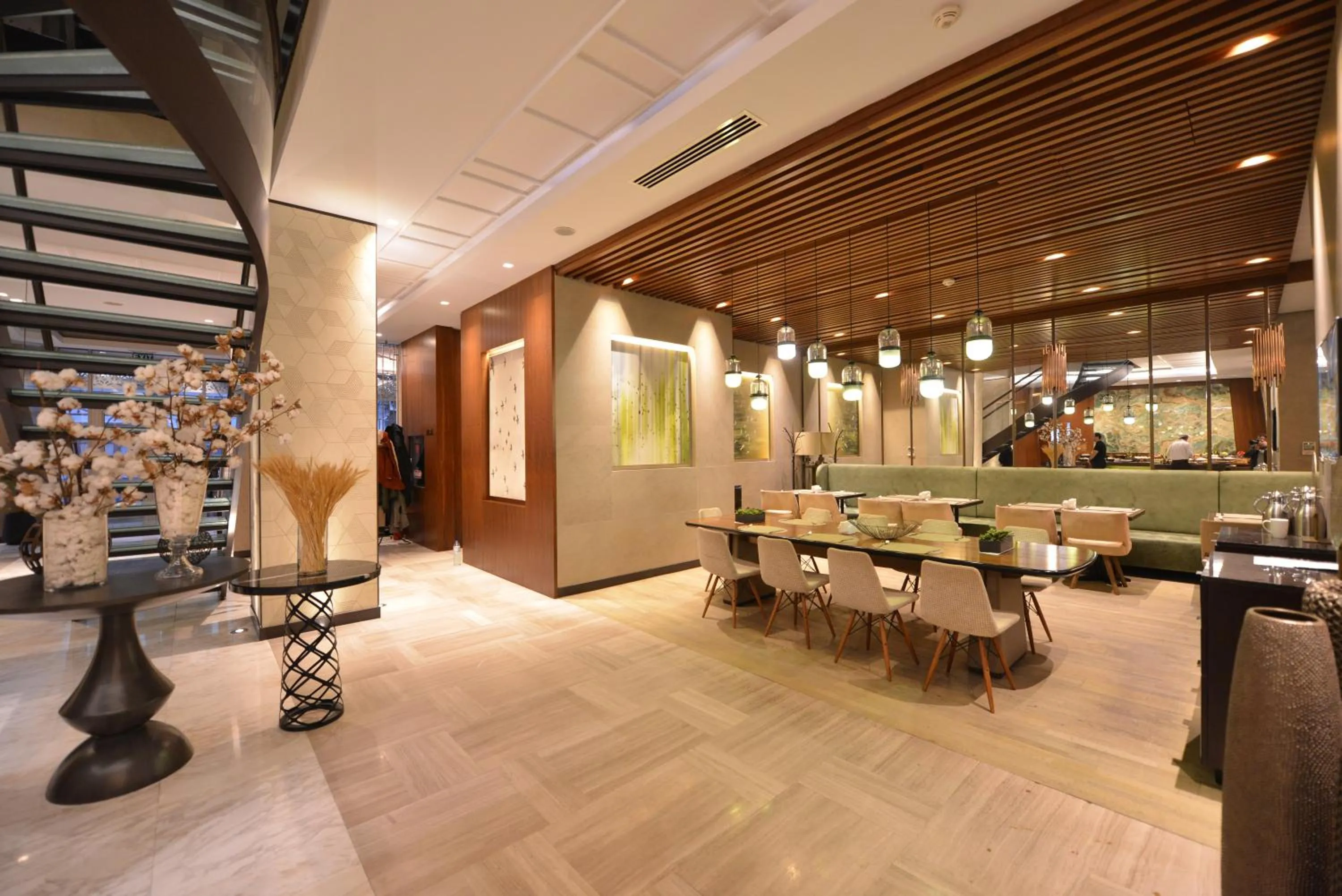 Restaurant/places to eat in Waxwing Hotel