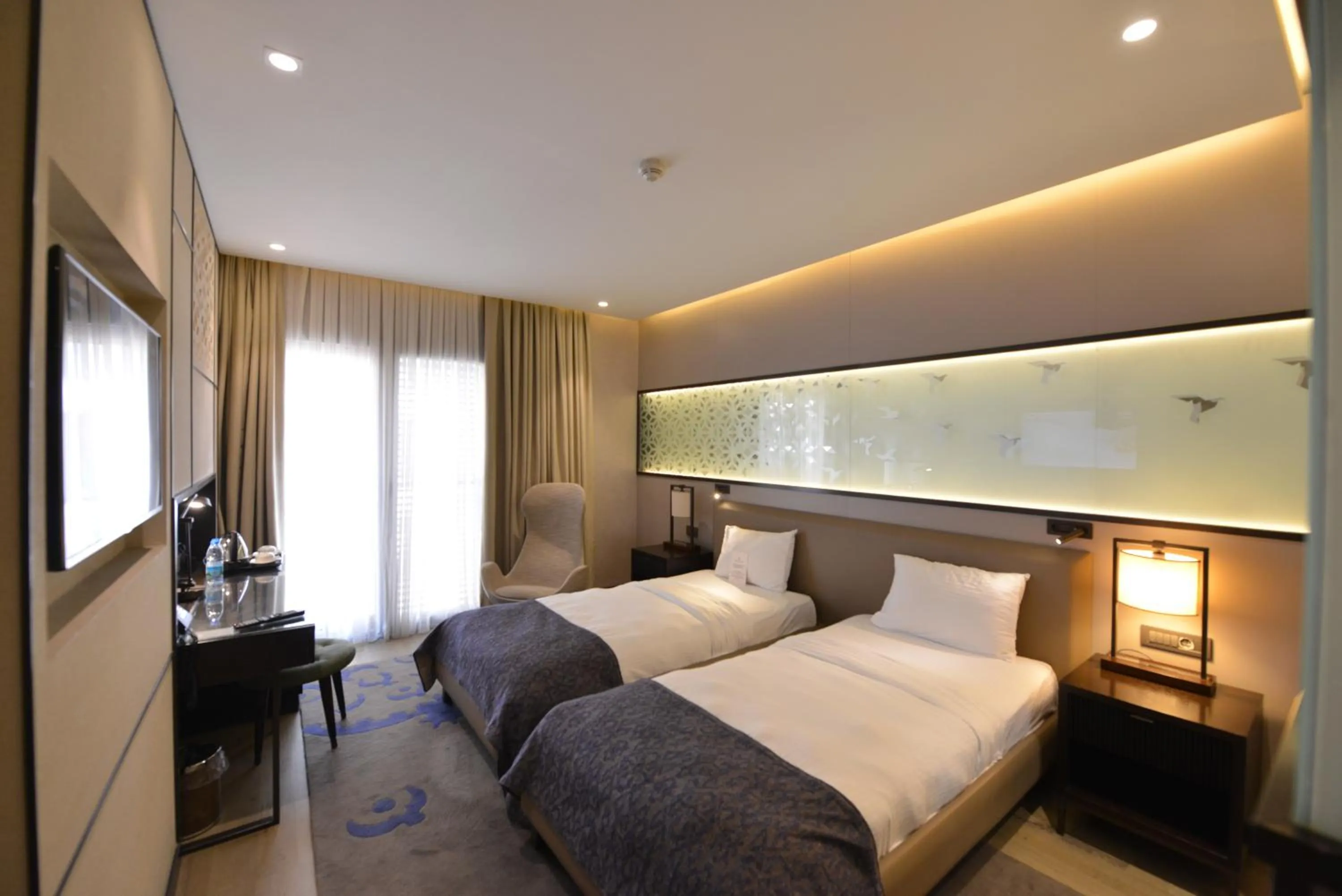 Photo of the whole room, Bed in Waxwing Hotel